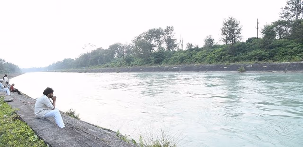 ಗಂಗಾ ನದಿ ತಟದಲ್ಲಿ ರಿಲ್ಯಾಕ್ಸ್ ಆಗಿ ಕುಳಿತಿರುವ ಪವನ್ ಕಲ್ಯಾಣ್ ಗಂಗಾ ನದಿ ತಟದಲ್ಲಿ ರಿಲ್ಯಾಕ್ಸ್ ಆಗಿ ಕುಳಿತಿರುವ ಪವನ್ ಕಲ್ಯಾಣ್