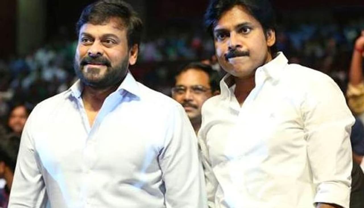 అమరావతి: తమ్ముడు పవన్ కల్యాణ్ ఆంధ్రప్రదేశ్ ముఖ్యమంత్రి వైఎస్ జగన్మోహన్ రెడ్డిపై పోరాటం చేస్తున్నారు. ఆ స్థితిలో మెగాస్టార్ చిరంజీవి వైఎస్ జగన్ తో భేటీ కాబోతున్నారు. ఇది ఒక రకంగా ఆశ్చర్యం కలిగించే విషయమే. పవన్ కల్యాణ్ తనపై పోరాటం చేస్తున్న తరుణంలో చిరంజీవికి జగన్ అపాయింట్ మెంట్ ఇవ్వడం కూడా ఆశ్చర్యకరమైన విషయమే. అమరావతి: తమ్ముడు పవన్ కల్యాణ్ ఆంధ్రప్రదేశ్ ముఖ్యమంత్రి వైఎస్ జగన్మోహన్ రెడ్డిపై పోరాటం చేస్తున్నారు. ఆ స్థితిలో మెగాస్టార్ చిరంజీవి వైఎస్ జగన్ తో భేటీ కాబోతున్నారు. ఇది ఒక రకంగా ఆశ్చర్యం కలిగించే విషయమే. పవన్ కల్యాణ్ తనపై పోరాటం చేస్తున్న తరుణంలో చిరంజీవికి జగన్ అపాయింట్ మెంట్ ఇవ్వడం కూడా ఆశ్చర్యకరమైన విషయమే.