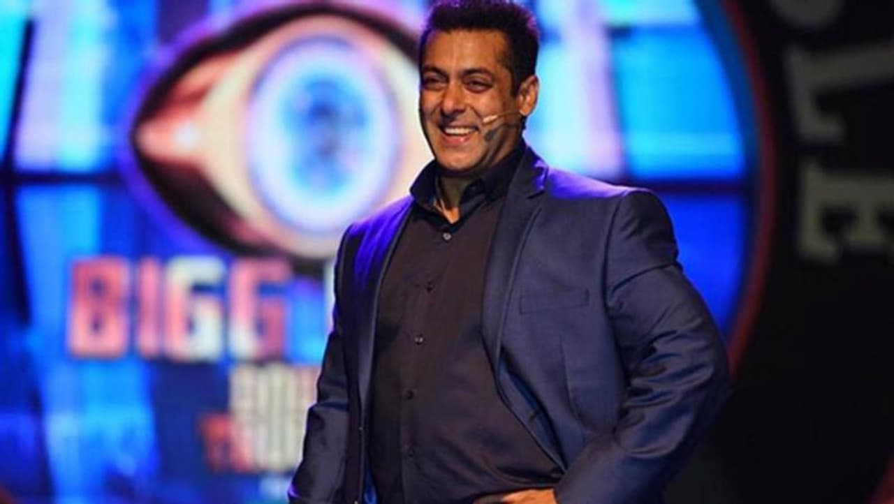 <p>ಬಿಗ್ ಬಾಸ್ನ 13ನೇ ಸಿಸನ್ನಲ್ಲಿ ಅಜಯ್ ದೇವ್ಗನ್ ಮತ್ತು ಕಾಜೋಲ್ ತಮ್ಮ 'ತನ್ಹಾಜಿ' ಚಿತ್ರದ ಪ್ರಚಾರಕ್ಕಾಗಿ ಬಂದಾಗ, ಸಲ್ಮಾನ್ ಬಾಲ್ಯದಲ್ಲಿ ತಾನು ಹುಡುಗಿಯೊಬ್ಬಳನ್ನು ಪ್ರೀತಿಸುತ್ತಿದ್ದೆ ಮತ್ತು ಅವಳನ್ನು ಮದುವೆಯಾಗಿದ್ದರೆ, ಈಗ ಅಜ್ಜನಾಗಬಹುದಿತ್ತು ಎಂದು ಹೇಳಿದ್ದರು. </p> <p>ಬಿಗ್ ಬಾಸ್ನ 13ನೇ ಸಿಸನ್ನಲ್ಲಿ ಅಜಯ್ ದೇವ್ಗನ್ ಮತ್ತು ಕಾಜೋಲ್ ತಮ್ಮ 'ತನ್ಹಾಜಿ' ಚಿತ್ರದ ಪ್ರಚಾರಕ್ಕಾಗಿ ಬಂದಾಗ, ಸಲ್ಮಾನ್ ಬಾಲ್ಯದಲ್ಲಿ ತಾನು ಹುಡುಗಿಯೊಬ್ಬಳನ್ನು ಪ್ರೀತಿಸುತ್ತಿದ್ದೆ ಮತ್ತು ಅವಳನ್ನು ಮದುವೆಯಾಗಿದ್ದರೆ, ಈಗ ಅಜ್ಜನಾಗಬಹುದಿತ್ತು ಎಂದು ಹೇಳಿದ್ದರು. </p>