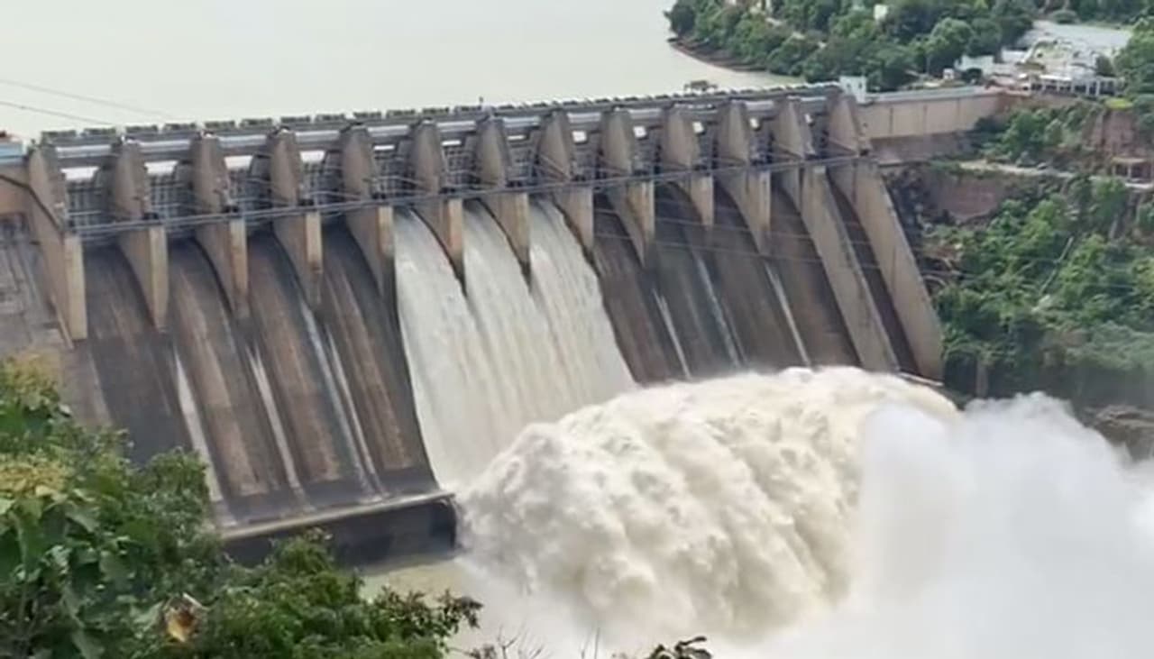 <p>ఉమ్మడి మహబూబ్ నగర్ జిల్లా జూరాల రిజర్వాయర్ కు ఎగువన రిజర్వాయర్ నిర్మాణం కోసం తెలంగాణ సర్కార్ ప్లాన్ చేస్తోంది. పోతిరెడ్డిపాడు ప్రవాహ సామర్ధ్యం పెంచితే మహబూబ్ నగర్,నల్గొండ జిల్లాలు నష్టపోయే అవకాశం ఉంది. దీంతో మహబూబ్ నగర్ జిల్లా అవసరాల కోసం ఈ రిజర్వాయర్ ను &nbsp;ప్రతిపాదిస్తోంది తెలంగాణ ప్రభుత్వం.</p>