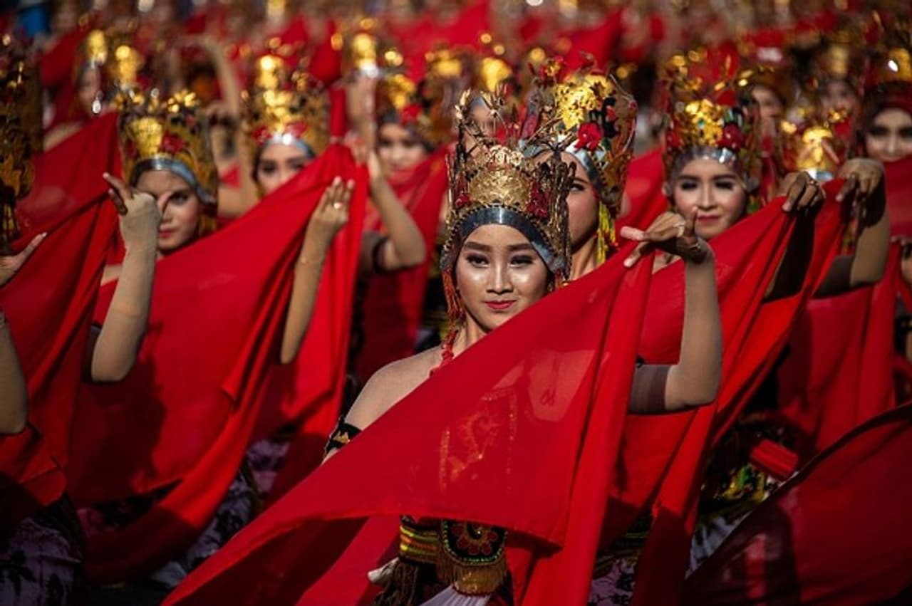 വർഷം തോറും ബന്യുവാംഗിയിൽ ഗാൻഡ്രംഗ് ഫെസ്റ്റിവൽ നടക്കുന്നു. "സ്നേഹം" എന്ന ജാവനീസ് പദത്തിൽ നിന്നാണ് ഗാൻഡ്രംഗ് ഈ പേര് വരുന്നത്. വർഷം തോറും ബന്യുവാംഗിയിൽ ഗാൻഡ്രംഗ് ഫെസ്റ്റിവൽ നടക്കുന്നു. "സ്നേഹം" എന്ന ജാവനീസ് പദത്തിൽ നിന്നാണ് ഗാൻഡ്രംഗ് ഈ പേര് വരുന്നത്.