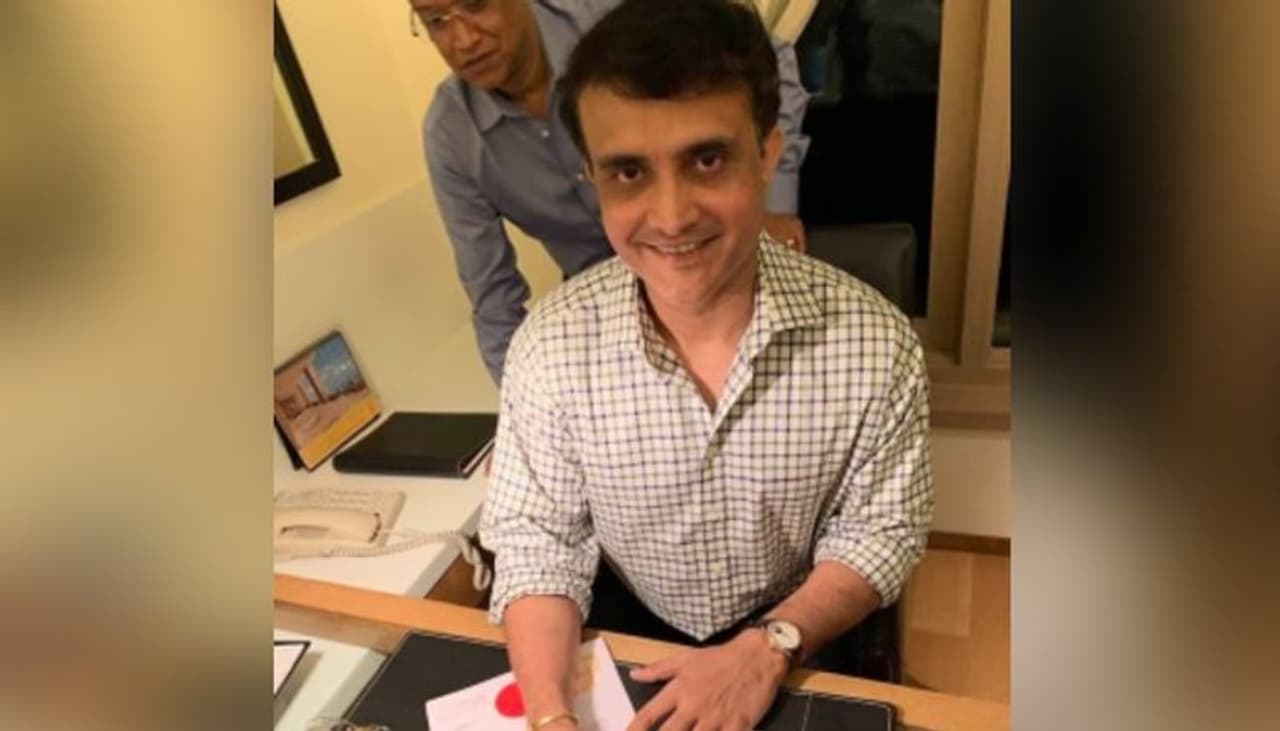 ముంబై: టీమిండియా మాజీ కెప్టెన్ సౌరవ్ గంగూలీ బిసిసిఐ అధ్యక్ష పదవిని చేపట్టడం ఇక లాంఛనమే. బిసీసీఐ అధ్యక్ష పదవికి ఆయన నామినేషన్ ఒక్కటే దాఖలైంది. బ్రిజేష్ పటేల్ పోటీ పడినప్పటికీ చర్చల ద్వారా, రాయబారాల ద్వారా గంగూలీ ఏకగ్రీవమయ్యే విధంగా చర్యలు చేపట్టారు. ఈ స్థితిలో బిసిసిఐ అధ్యక్షుడిగా గంగూలీ ఎదుర్కునే సవాళ్లు, ఆయన చేపట్టే సంస్కరణలపై విస్తృతమైన చర్చ జరుగుతోంది.