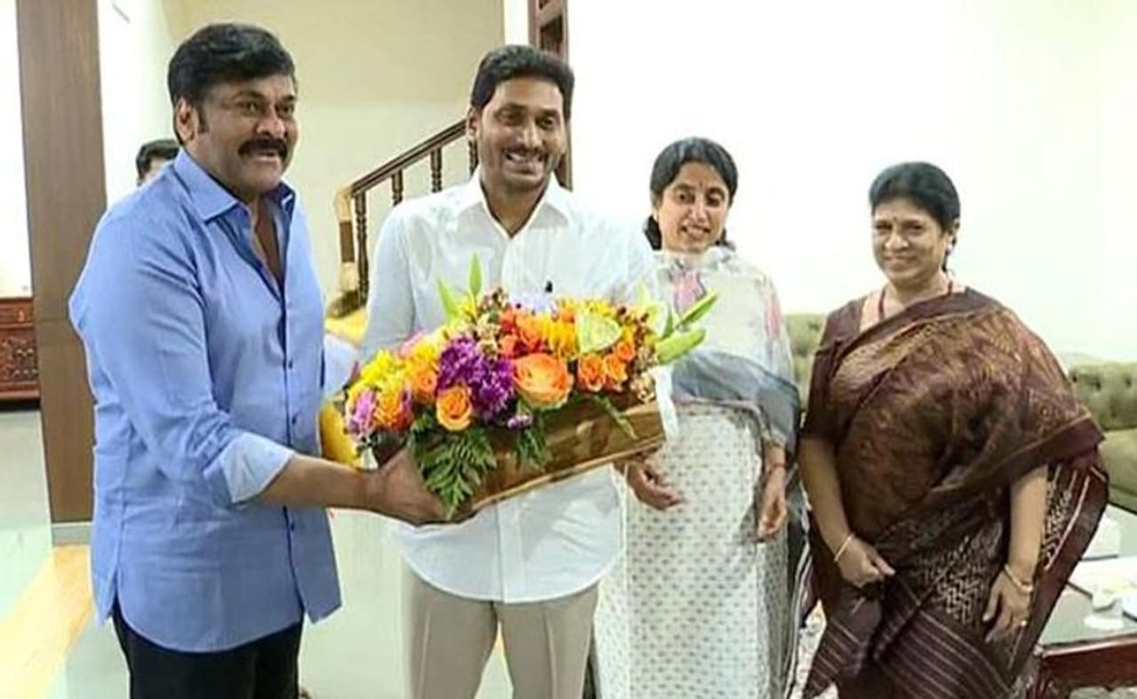 ఏపీ సీఎం జగన్ దంపతులకు బోకె అందిస్తున్న చిరంజీవి ఏపీ సీఎం జగన్ దంపతులకు బోకె అందిస్తున్న చిరంజీవి