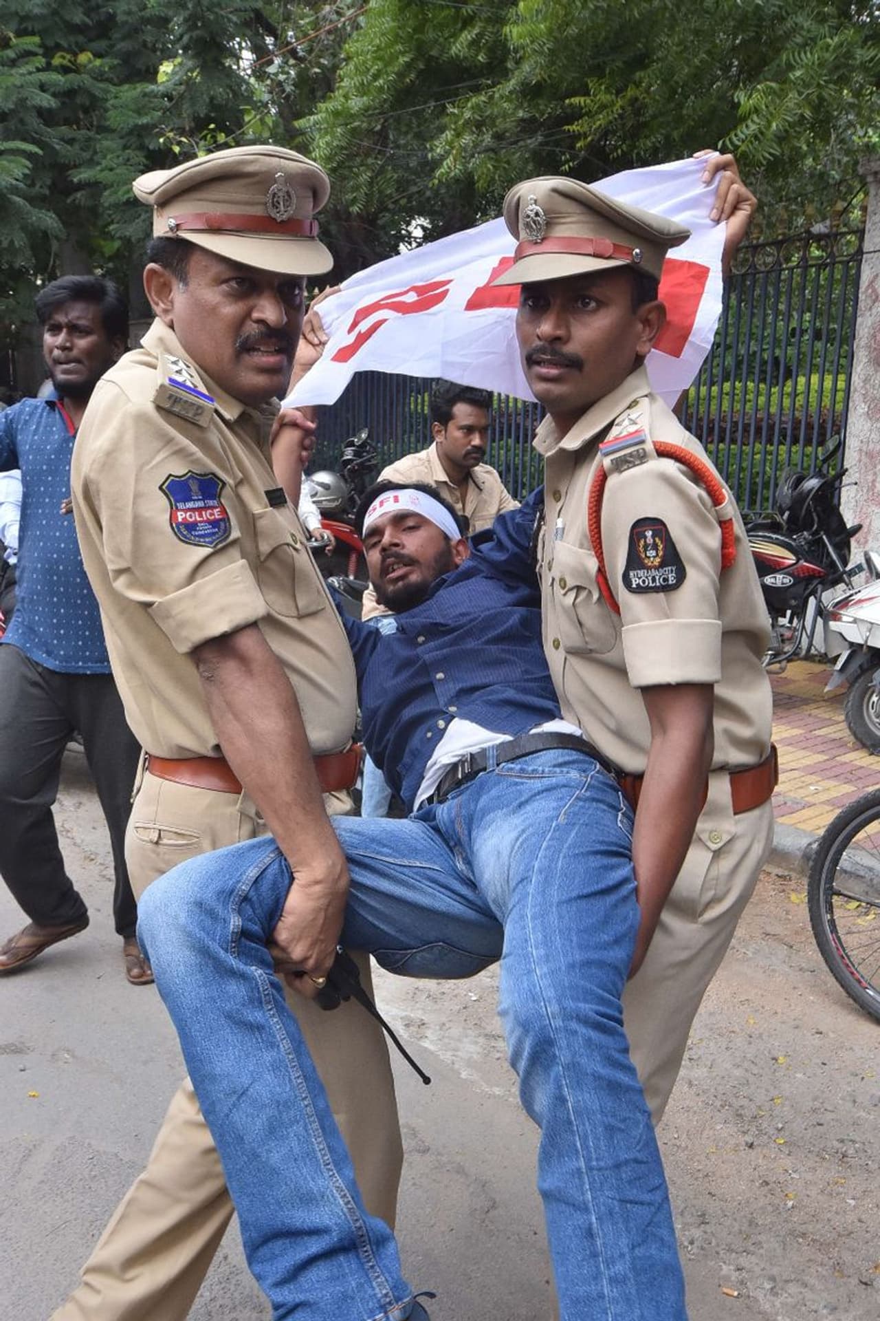 బస్ భవన్ ను ముట్టడించిన విద్యార్థులను అరెస్ట్ చేసిన పోలీసులు బస్ భవన్ ను ముట్టడించిన విద్యార్థులను అరెస్ట్ చేసిన పోలీసులు