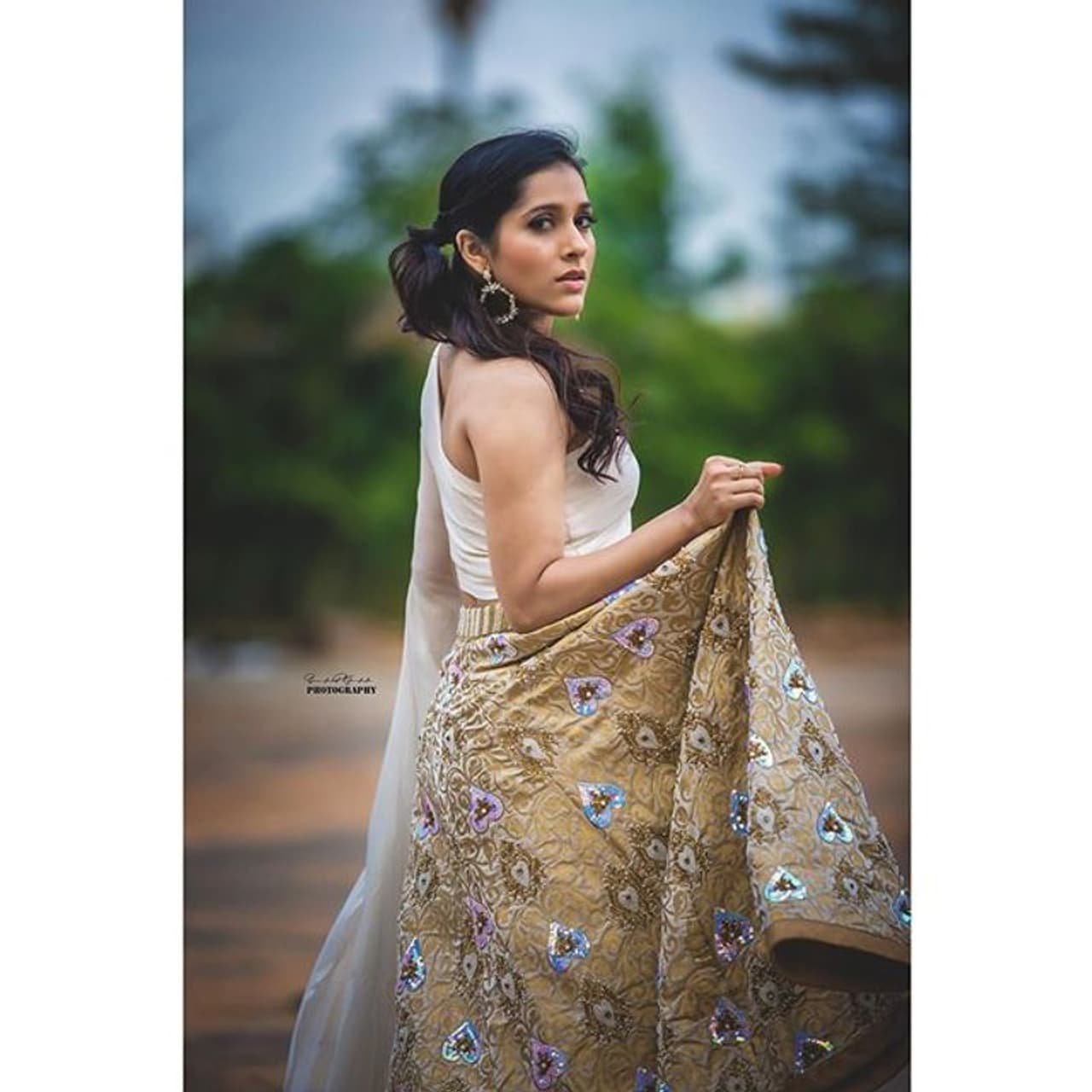 <p style="text align: justify;">హాట్ యాంకర్ రష్మీ&nbsp;గౌతమ్&nbsp;సోషల్ మీడియా పోస్టులకు యమ క్రేజుంది. ఆమె ఫోటో షూట్స్ కోసం మిలియన్స్ కొద్దీ ఉన్న అభిమానులు ఎదురుచూస్తూ ఉంటారు. గ్లామర్ డోస్ తగ్గకుండా ఆమె చేసే వరుస ఫోటోలకు వేలల్లో&nbsp;లైక్స్&nbsp;వస్తూ ఉంటాయి.&nbsp;</p>