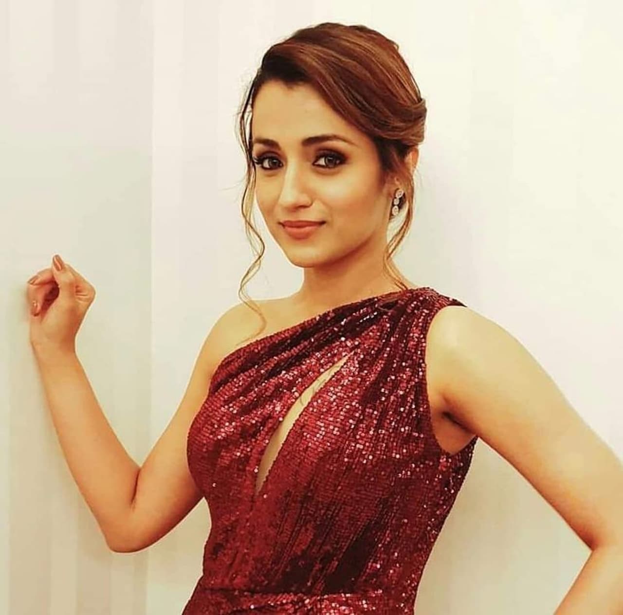 త్రిష: సౌత్ బ్యూటీ త్రిష తన తొలి హిందీ చిత్రంలో అక్షయ్ కుమార్ సరసన రొమాన్స్ చేసింది. వీరిద్దరూ కట్టా మీటా చిత్రంలో నటించారు. త్రిష: సౌత్ బ్యూటీ త్రిష తన తొలి హిందీ చిత్రంలో అక్షయ్ కుమార్ సరసన రొమాన్స్ చేసింది. వీరిద్దరూ కట్టా మీటా చిత్రంలో నటించారు.