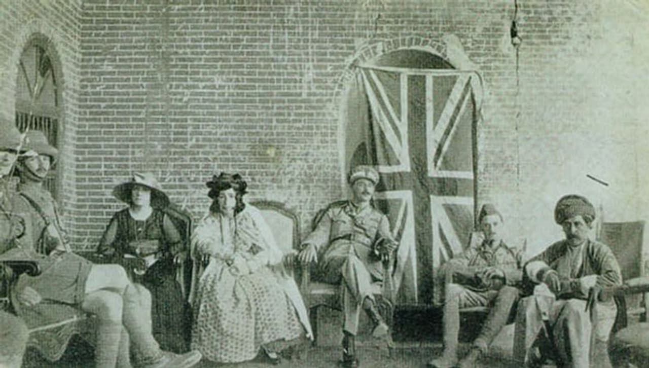 ഒന്നാം ലോകമഹായുദ്ധസമയത്ത്, ഹലാബ്ജയിലെ കുർദിഷ് മേഖലയിലെ നേതാവ് ലേഡി അഡെല ഖാനൂം യുദ്ധഭൂമിയിലെ നിരവധി ബ്രിട്ടീഷ് സൈനിക ഉദ്യോഗസ്ഥരുടെ ജീവൻ രക്ഷിച്ചു, അവർക്ക് “ധീരയായ രാജകുമാരി” എന്ന വിളിപ്പേര് ലഭിച്ചു. 1909 മുതൽ 1924 വരെ ഹലാബ്ജയെ ഭരിക്കുമ്പോൾ ലേഡി അഡെല ഖാനൂം ഒരു സ്ത്രീകളുടെ അവകാശ അജണ്ട തന്നെയാണ് മുന്നോട്ട് വച്ചത്. ഒന്നാം ലോകമഹായുദ്ധസമയത്ത്, ഹലാബ്ജയിലെ കുർദിഷ് മേഖലയിലെ നേതാവ് ലേഡി അഡെല ഖാനൂം യുദ്ധഭൂമിയിലെ നിരവധി ബ്രിട്ടീഷ് സൈനിക ഉദ്യോഗസ്ഥരുടെ ജീവൻ രക്ഷിച്ചു, അവർക്ക് “ധീരയായ രാജകുമാരി” എന്ന വിളിപ്പേര് ലഭിച്ചു. 1909 മുതൽ 1924 വരെ ഹലാബ്ജയെ ഭരിക്കുമ്പോൾ ലേഡി അഡെല ഖാനൂം ഒരു സ്ത്രീകളുടെ അവകാശ അജണ്ട തന്നെയാണ് മുന്നോട്ട് വച്ചത്.