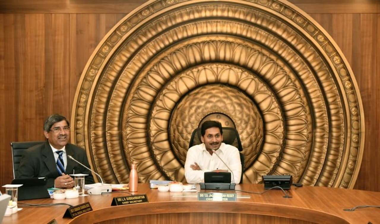 ఏపీ కేబినెట్ సమావేశంలో సీఎం జగన్, సీఎస్ ఎల్వీ సుబ్రమణ్యం ఏపీ కేబినెట్ సమావేశంలో సీఎం జగన్, సీఎస్ ఎల్వీ సుబ్రమణ్యం