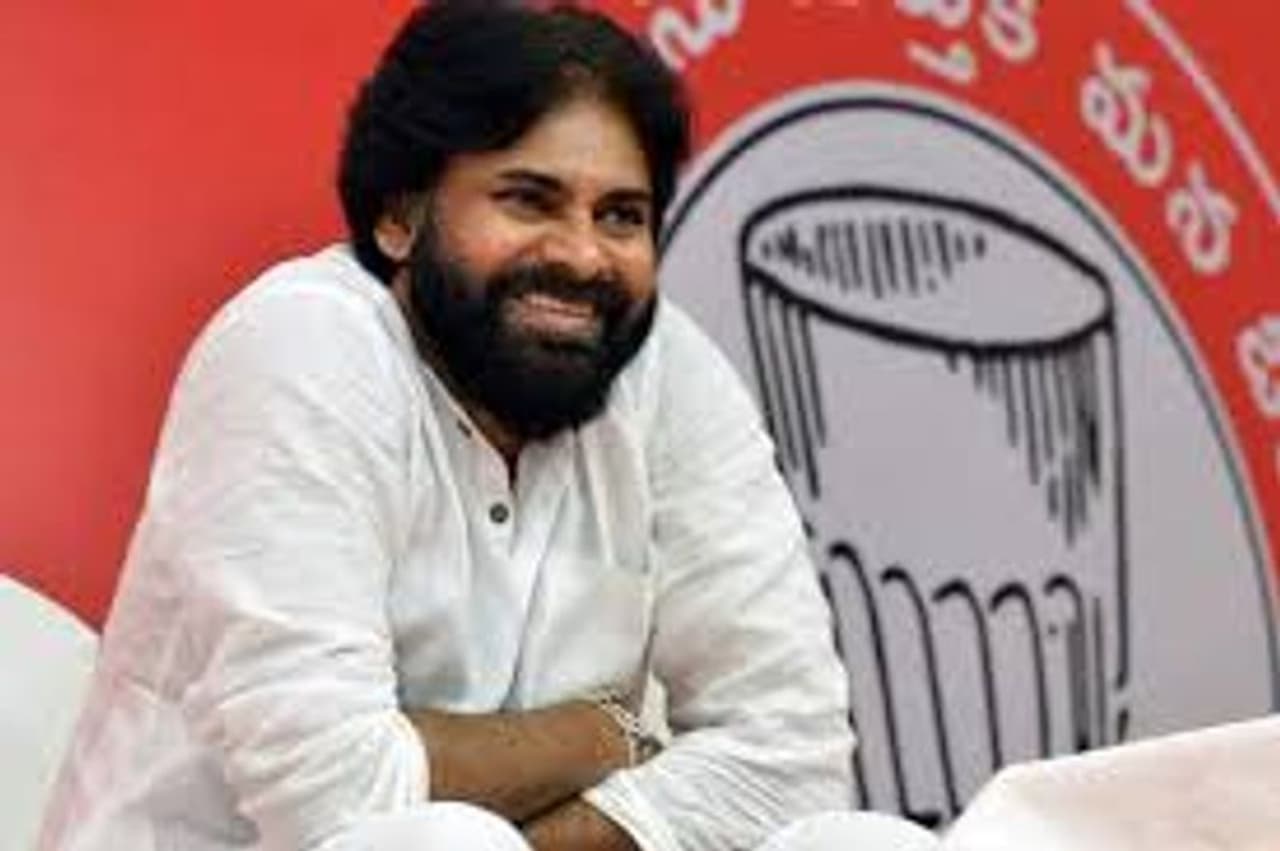 <p>జనసేన అధినేత, పవర్ స్టార్ పవన్ కల్యాణ్ కు తెలుగులో ఏ హీరోకు కూడా లేనంత అభిమానుల సంపద ఉంది. పవన్ కల్యాణ్ మీద ఈగ వాలితే కూడా సహించనంత అభిమానం వారిలో ఉంది. పవన్ కల్యాణ్ కోసం ఎంత వరకైనా వెళ్లే తెగువ కూడా వారికి ఉంది. సినిమాల జయాపజయాలతో సంబంధం లేకుండా ఆయన వెంట నడిచే దండు ఉంది. 2014లోస్టార్ ఇండియా నిర్వహించిన సర్వేలో దేశంలో అత్యంత ప్రజాదరణ గల ఐదు హీరోల్లో ఆయన ఒకరిగా నిలిచారు. </p> <p>జనసేన అధినేత, పవర్ స్టార్ పవన్ కల్యాణ్ కు తెలుగులో ఏ హీరోకు కూడా లేనంత అభిమానుల సంపద ఉంది. పవన్ కల్యాణ్ మీద ఈగ వాలితే కూడా సహించనంత అభిమానం వారిలో ఉంది. పవన్ కల్యాణ్ కోసం ఎంత వరకైనా వెళ్లే తెగువ కూడా వారికి ఉంది. సినిమాల జయాపజయాలతో సంబంధం లేకుండా ఆయన వెంట నడిచే దండు ఉంది. 2014లోస్టార్ ఇండియా నిర్వహించిన సర్వేలో దేశంలో అత్యంత ప్రజాదరణ గల ఐదు హీరోల్లో ఆయన ఒకరిగా నిలిచారు. </p>
