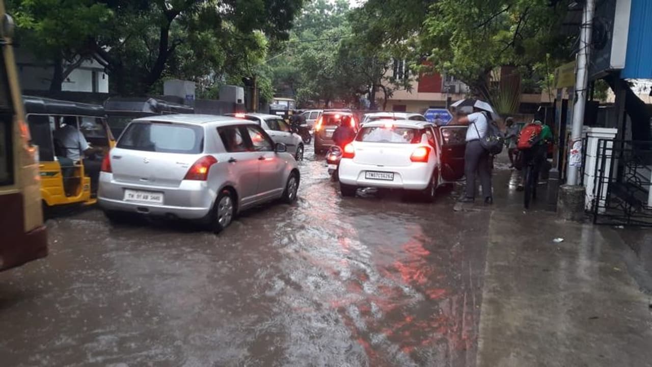 மழையால் ஏற்பட்ட போக்குவரத்து நெரிசல்