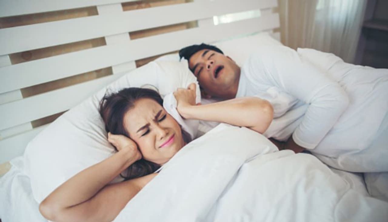 <p>ಗೊರಕೆ ಉಂಟಾಗಲು ಮುಖ್ಯ ಕಾರಣ ಉಸಿರಾಟದ ಕ್ರಿಯೆಯಲ್ಲಿ ಆಗುವ ಕಂಪನ. ಗಾಳಿಯ ಚಲನೆಗೆ ಅಡಚಣೆ ಉಂಟಾದಾಗ ಗೊರಕೆ ಶಬ್ದ ಉಂಟಾಗುವುದು. ಗಂಟಲಿನ ಸ್ನಾಯುಗಳ ಸೆಳೆತದಿಂದ, ಮೂಗಿನ ಹೊಳ್ಳೆಗಳಲ್ಲಿ ಉಂಟಾಗುವ ಅಡಚಣೆ, ದಪ್ಪಗಾದಾಗ ಗಂಟಲಿನ ಭಾಗದಲ್ಲಿ ಕೊಬ್ಬಿನಂಶ ಶೇಖರವಾಗುತ್ತದೆ, ಆಗ ಉಸಿರಾಟದ ಗಾಳಿಯ ಚಲನೆ ನಿಯಮಿತವಾಗಿರುವುದಿಲ್ಲ, ಇದರಿಂದಾಗಿ ಗೊರಕೆ ಉಂಟಾಗುವುದು.</p> <p>ಗೊರಕೆ ಉಂಟಾಗಲು ಮುಖ್ಯ ಕಾರಣ ಉಸಿರಾಟದ ಕ್ರಿಯೆಯಲ್ಲಿ ಆಗುವ ಕಂಪನ. ಗಾಳಿಯ ಚಲನೆಗೆ ಅಡಚಣೆ ಉಂಟಾದಾಗ ಗೊರಕೆ ಶಬ್ದ ಉಂಟಾಗುವುದು. ಗಂಟಲಿನ ಸ್ನಾಯುಗಳ ಸೆಳೆತದಿಂದ, ಮೂಗಿನ ಹೊಳ್ಳೆಗಳಲ್ಲಿ ಉಂಟಾಗುವ ಅಡಚಣೆ, ದಪ್ಪಗಾದಾಗ ಗಂಟಲಿನ ಭಾಗದಲ್ಲಿ ಕೊಬ್ಬಿನಂಶ ಶೇಖರವಾಗುತ್ತದೆ, ಆಗ ಉಸಿರಾಟದ ಗಾಳಿಯ ಚಲನೆ ನಿಯಮಿತವಾಗಿರುವುದಿಲ್ಲ, ಇದರಿಂದಾಗಿ ಗೊರಕೆ ಉಂಟಾಗುವುದು.</p>