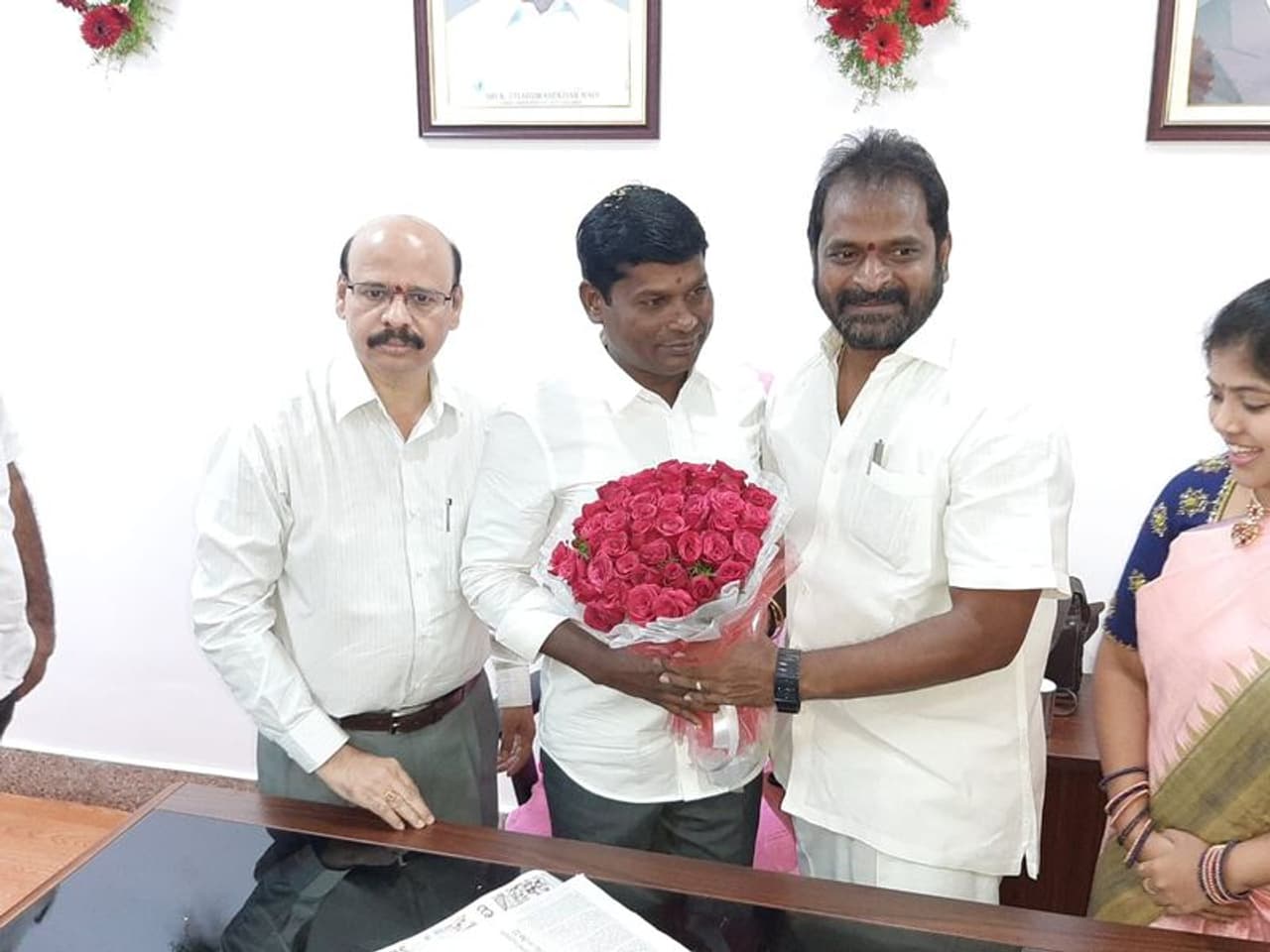 ప్రభుత్వ విప్ గా గువ్వలకు పుష్పగుచ్చం అందిస్తున్న మంత్రి శ్రీనివాస్ గౌడ్ ప్రభుత్వ విప్ గా గువ్వలకు పుష్పగుచ్చం అందిస్తున్న మంత్రి శ్రీనివాస్ గౌడ్