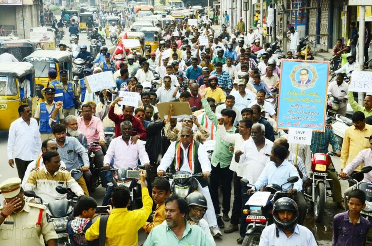 ఆర్టిసి ఉద్యోగులకు మద్దతుగా బైక్ ర్యాలీ...పాల్గొన్న మాజీ ఎంపి హన్మంతరావు ఆర్టిసి ఉద్యోగులకు మద్దతుగా బైక్ ర్యాలీ...పాల్గొన్న మాజీ ఎంపి హన్మంతరావు