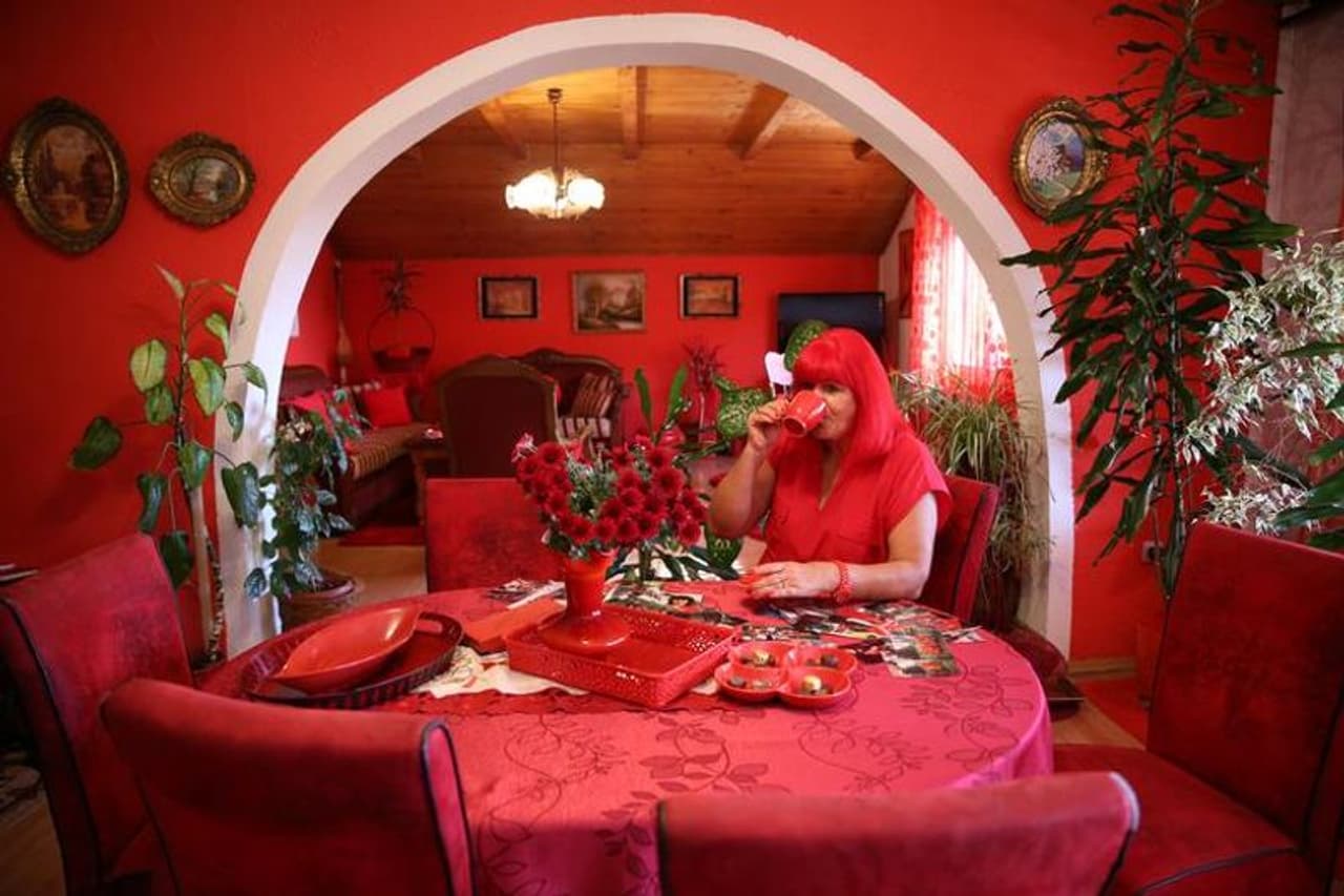 ബോസ്നിയയിലെയും ഹെർസഗോവിന്റെയും തുസ്ലയ്ക്കടുത്തുള്ള ബ്രെസ് ഗ്രാമത്തിലെ തന്റെ വീട്ടിലിരുന്ന് സോറിക റെബ്രെനിക്ക് കാപ്പി കുടിക്കുന്നു. ചുവന്ന ഗ്ലാസുകളിൽ നിന്ന് കുടിച്ച് ചുവന്ന കട്ടിലിൽ ഉറങ്ങുക. അവരുടെ മുടിക്ക് പോലും ചുവന്ന നിറമാണ്. ബോസ്നിയയിലെയും ഹെർസഗോവിന്റെയും തുസ്ലയ്ക്കടുത്തുള്ള ബ്രെസ് ഗ്രാമത്തിലെ തന്റെ വീട്ടിലിരുന്ന് സോറിക റെബ്രെനിക്ക് കാപ്പി കുടിക്കുന്നു. ചുവന്ന ഗ്ലാസുകളിൽ നിന്ന് കുടിച്ച് ചുവന്ന കട്ടിലിൽ ഉറങ്ങുക. അവരുടെ മുടിക്ക് പോലും ചുവന്ന നിറമാണ്.