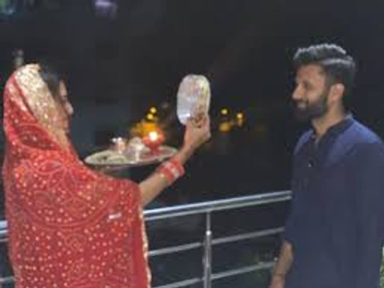 करवा चौथ के त्योहार में नुसरत ने इस दौरान लाल रंग की साड़ी पहनी थी। करवा चौथ के त्योहार में नुसरत ने इस दौरान लाल रंग की साड़ी पहनी थी।