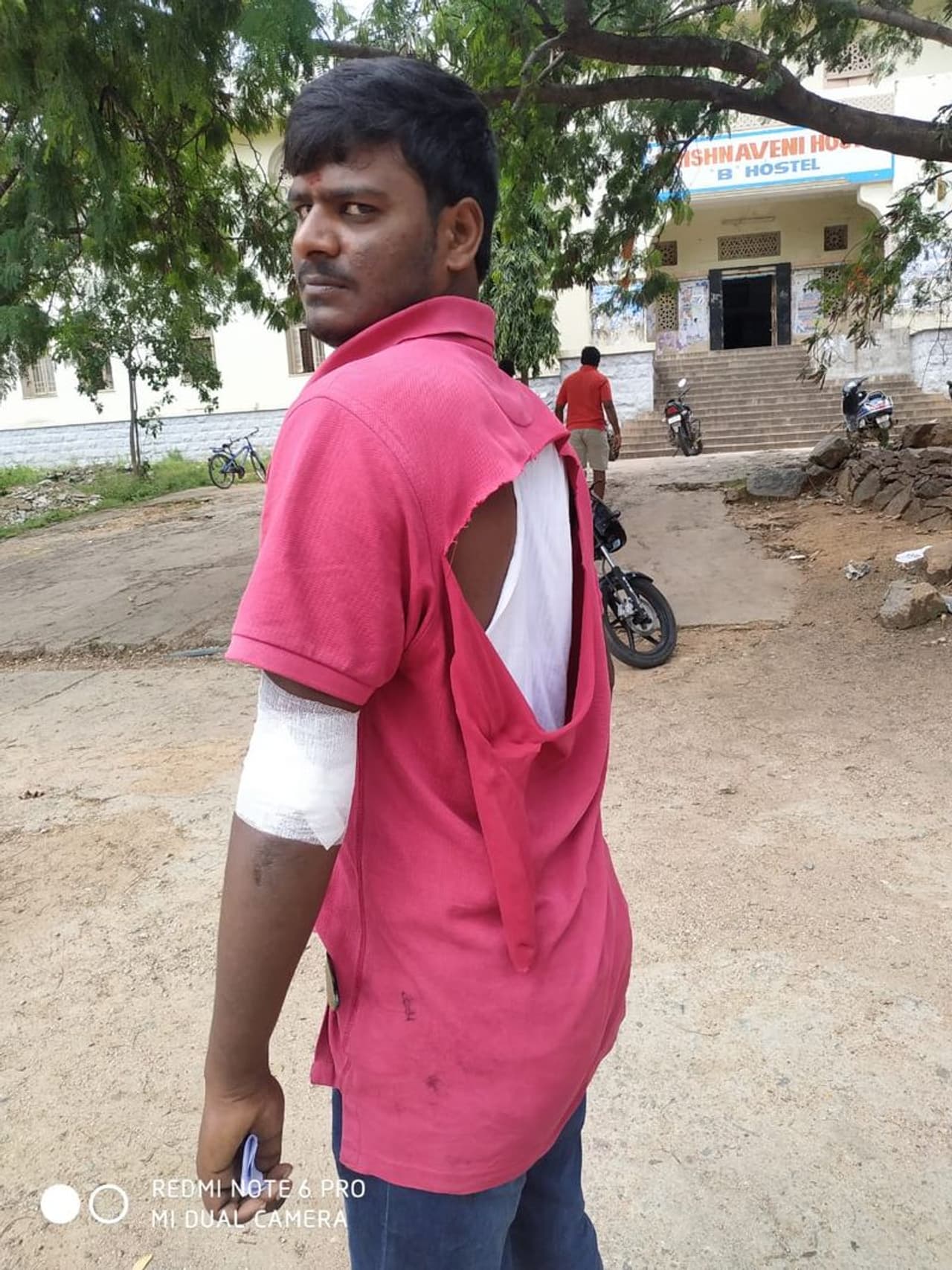 తెలంగాణ బంద్: ఒయూలో నిరసన ప్రదర్శన, చిరిగిన విద్యార్థి షర్ట్ తెలంగాణ బంద్: ఒయూలో నిరసన ప్రదర్శన, చిరిగిన విద్యార్థి షర్ట్