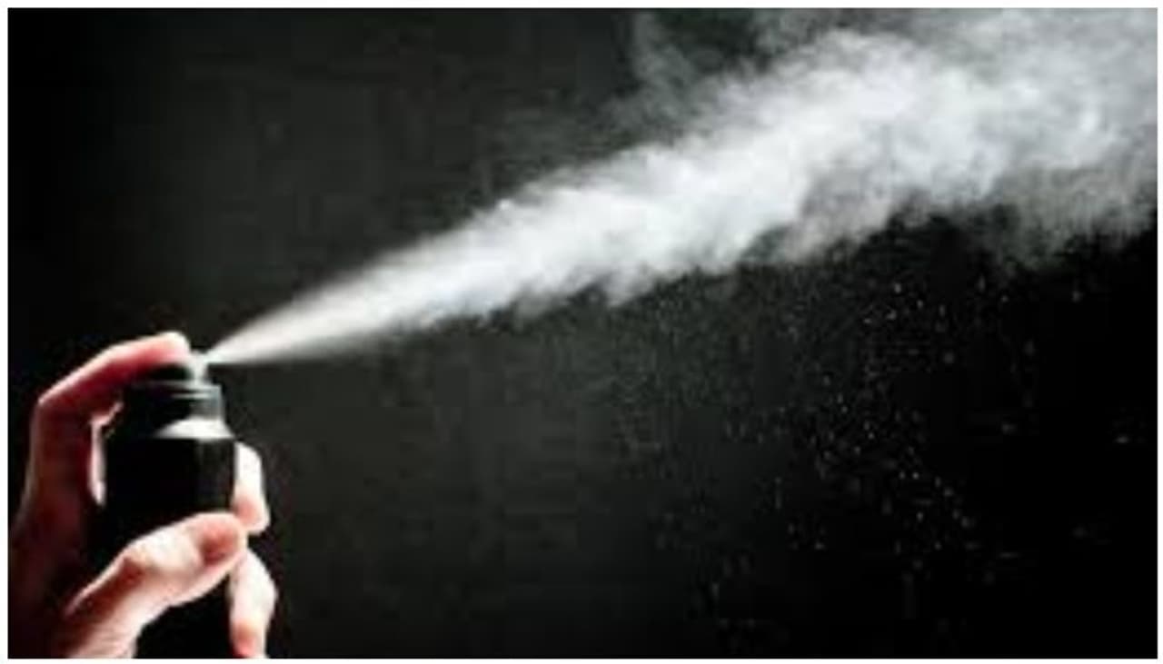 <p>ఎండాకాలం వచ్చిందంటే చాలు.. ఎంత శుభ్రంగా స్నానం చేసినా కాసేపటికే చెమటలు పట్టేస్తాయి. అలా అని ఊరికూరికే స్నానం చేయలేము కదా.. అందుకే అందరూ డియోడ్రెంట్ వైపు లుక్కేస్తారు. డియోడ్రెంట్స్.. మన శరీరం నుంచి చెమట వాసన రాకుండా చూసుకుంటాయి. అయితే.. మనకు తెలీకుండానే డియోడ్రెంట్ వాడే విషయంలో కొన్ని పొరపాట్లు చేస్తుంటాం. అవేంటో ఓసారి చూస్తే..</p> <p>ఎండాకాలం వచ్చిందంటే చాలు.. ఎంత శుభ్రంగా స్నానం చేసినా కాసేపటికే చెమటలు పట్టేస్తాయి. అలా అని ఊరికూరికే స్నానం చేయలేము కదా.. అందుకే అందరూ డియోడ్రెంట్ వైపు లుక్కేస్తారు. డియోడ్రెంట్స్.. మన శరీరం నుంచి చెమట వాసన రాకుండా చూసుకుంటాయి. అయితే.. మనకు తెలీకుండానే డియోడ్రెంట్ వాడే విషయంలో కొన్ని పొరపాట్లు చేస్తుంటాం. అవేంటో ఓసారి చూస్తే..</p>