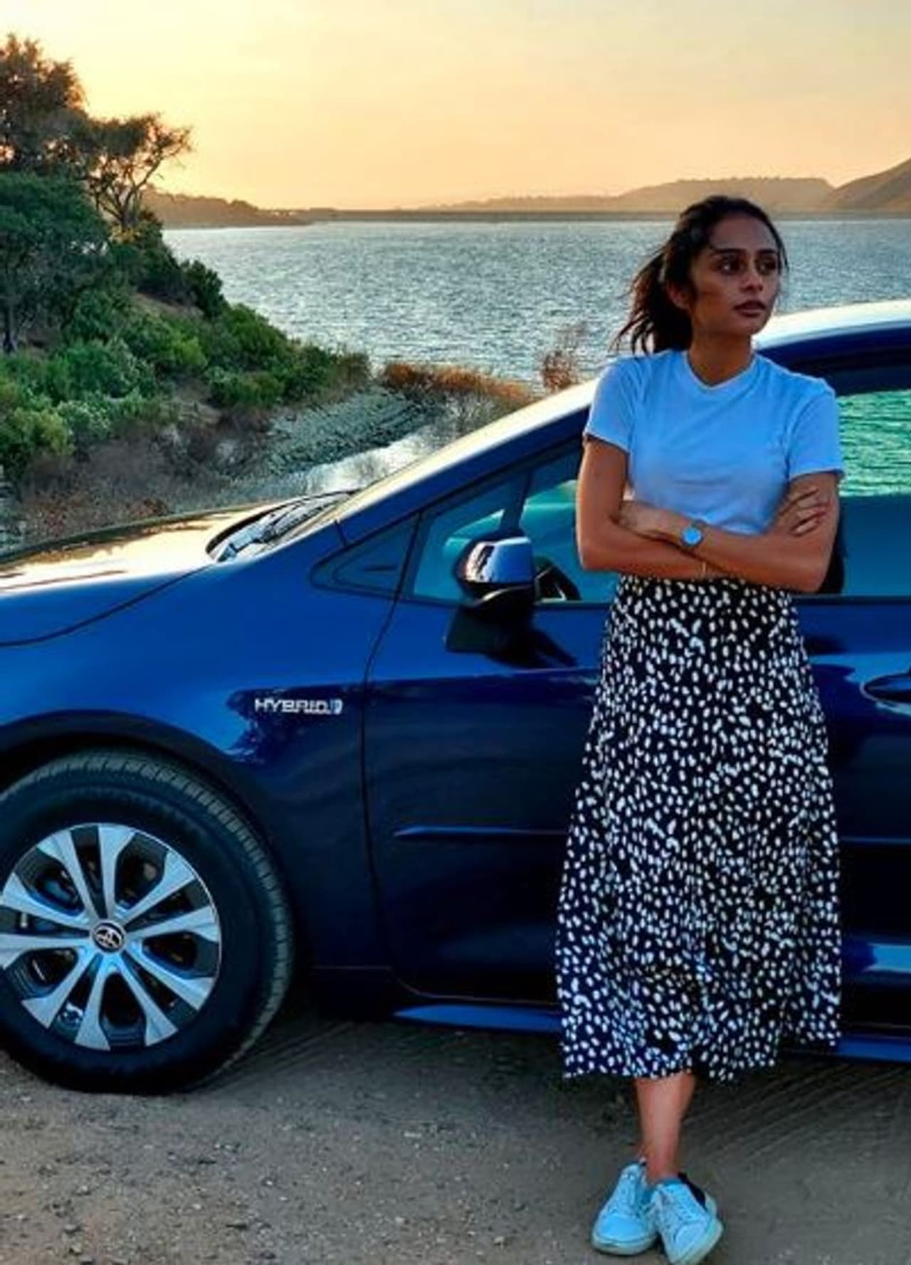 கார் முன் நின்று செம்ம கெத்து கார் முன் நின்று செம்ம கெத்து