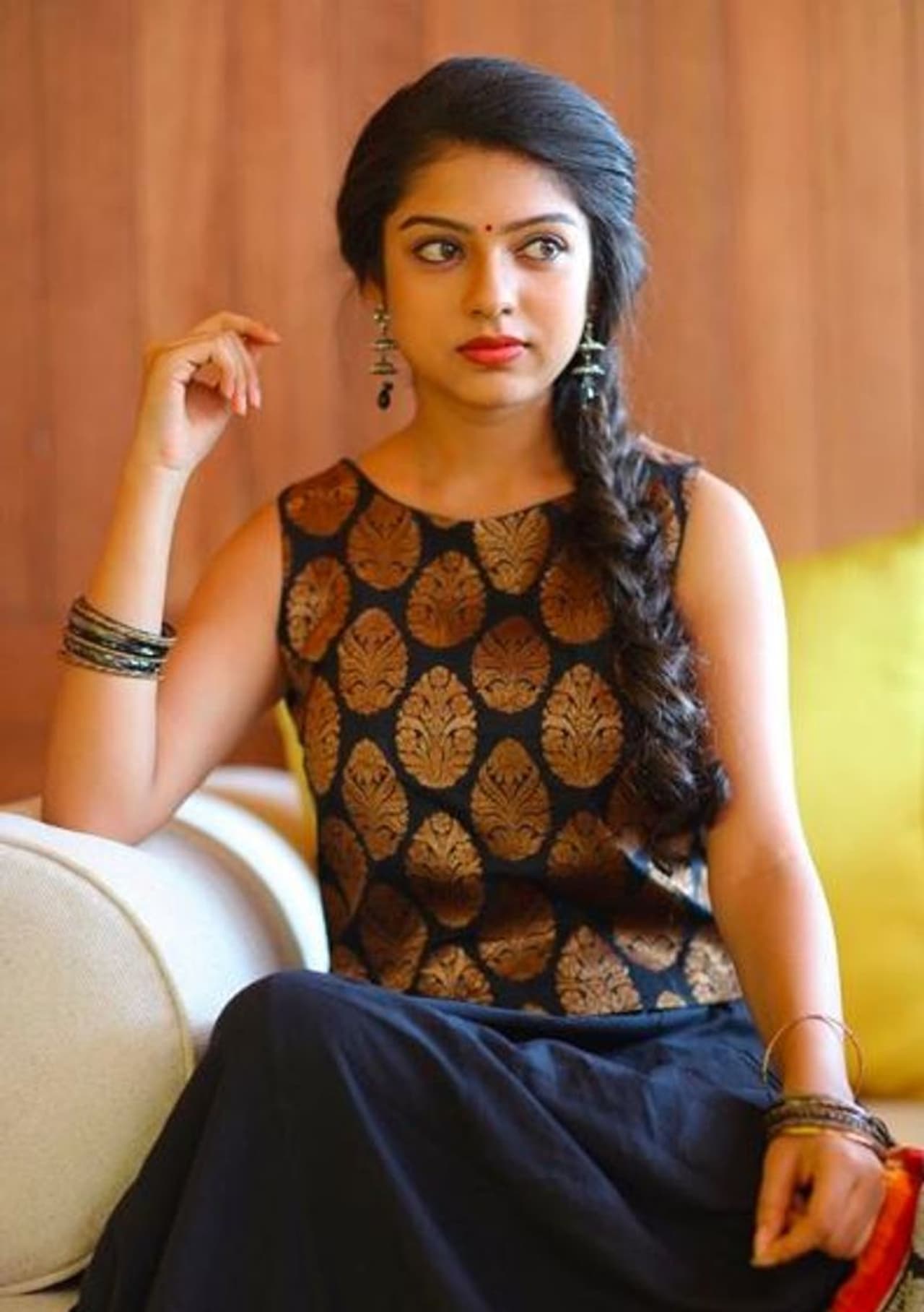 அழகு தேவதையாய் அமர்ந்திருக்கும் வர்ஷா அழகு தேவதையாய் அமர்ந்திருக்கும் வர்ஷா