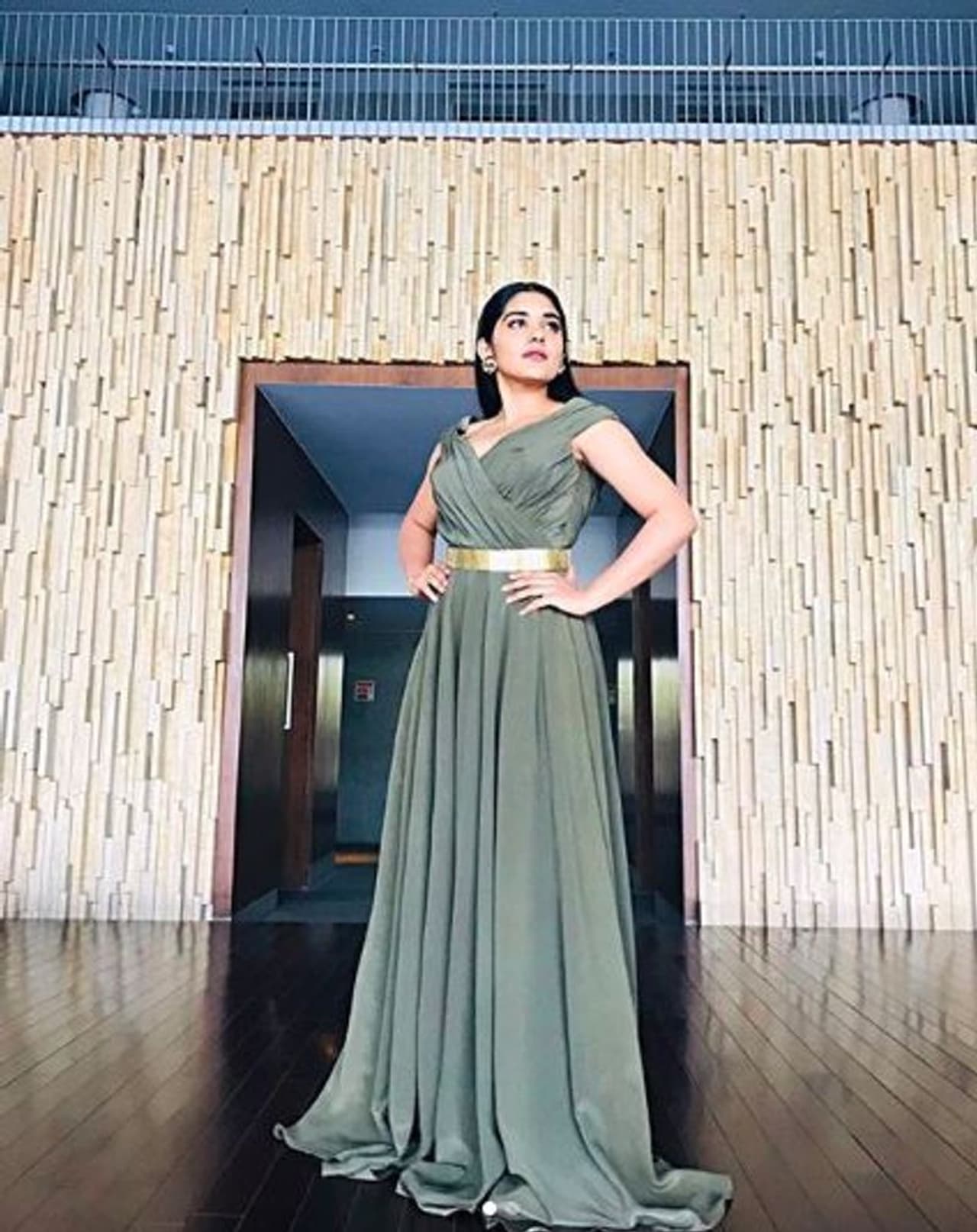 அசத்தல் அழகியை நிற்கும் நிவேதா தாமஸ் அசத்தல் அழகியை நிற்கும் நிவேதா தாமஸ்