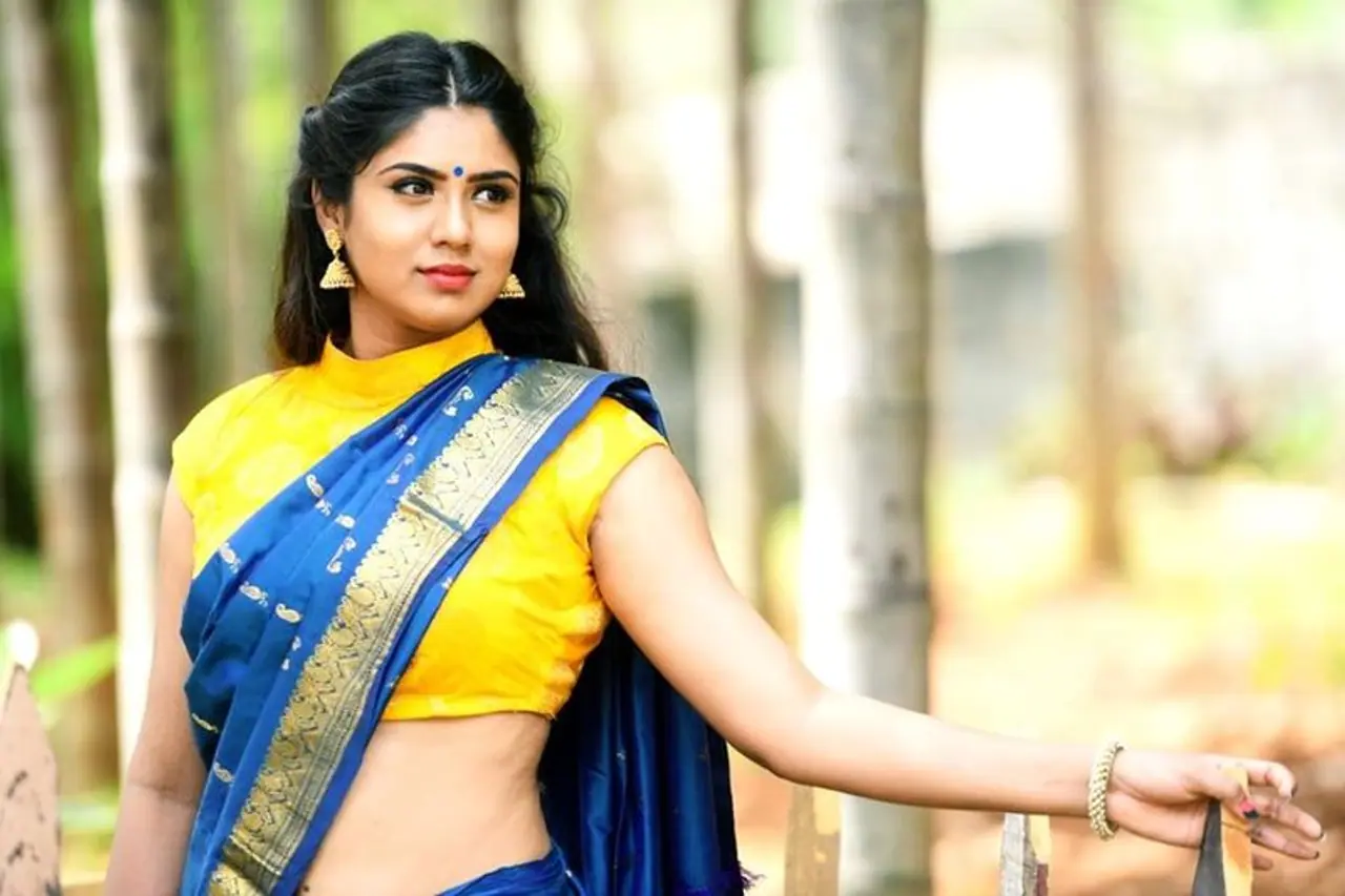 <p>ಹಲವು ವರ್ಷಗಳಿಂದ ಕನ್ನಡ ಚಿತ್ರರಂಗದಲ್ಲಿ ನಿರ್ದೇಶಕಿ, ಬರಹಗಾರ್ತಿ ಹಾಗೂ ನಟಿಯಾಗಿ ಗುರುತಿಸಿಕೊಂಡಿರುವ ಚೈತ್ರಾ ಕೊಟ್ಟೂರು.</p> <p>ಹಲವು ವರ್ಷಗಳಿಂದ ಕನ್ನಡ ಚಿತ್ರರಂಗದಲ್ಲಿ ನಿರ್ದೇಶಕಿ, ಬರಹಗಾರ್ತಿ ಹಾಗೂ ನಟಿಯಾಗಿ ಗುರುತಿಸಿಕೊಂಡಿರುವ ಚೈತ್ರಾ ಕೊಟ್ಟೂರು.</p>