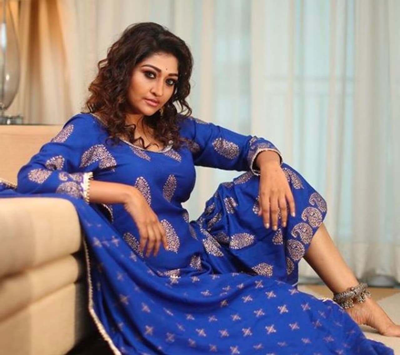 செம்ம கெத்தா அமர்ந்து போஸ் செம்ம கெத்தா அமர்ந்து போஸ்