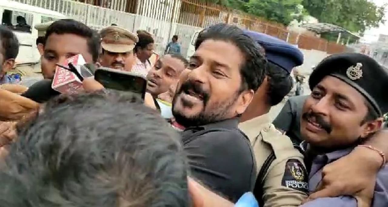 కరోనా ఎఫెక్ట్, ఏపీలో స్థానిక ఎన్నికల రగడ, తెలంగాణ అసెంబ్లీలో పౌరసత్వ సవరణ చట్టానికి వ్యతిరేకంగా తీర్మానము ఇవన్నీ వెరసి మిగిలిన రాజకీయ విషయాలకు మీడియాలో అంత ప్రాముఖ్యత దక్కడం లేదు. ఇలా వాస్తవానికి ఒక హాట్ టాపిక్ గా మరలకేసిన ఒక విషయం.... వీటి దెబ్బకు మరుగున పడిందంటే అది ఖచ్చితంగా రేవంత్ రెడ్డి అరెస్టు వ్యవహారమే!