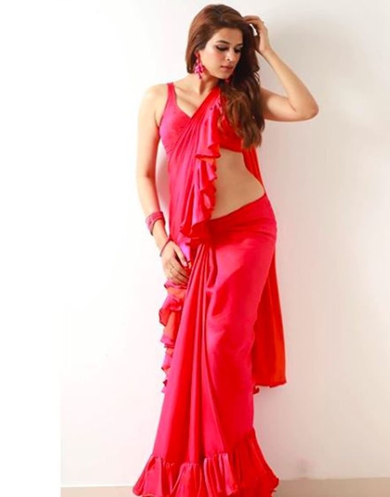 சேலை கட்டி இடுப்பை காட்டுவதில் ரம்யாவை மிஞ்சிய ஷ்ரத்தா சேலை கட்டி இடுப்பை காட்டுவதில் ரம்யாவை மிஞ்சிய ஷ்ரத்தா