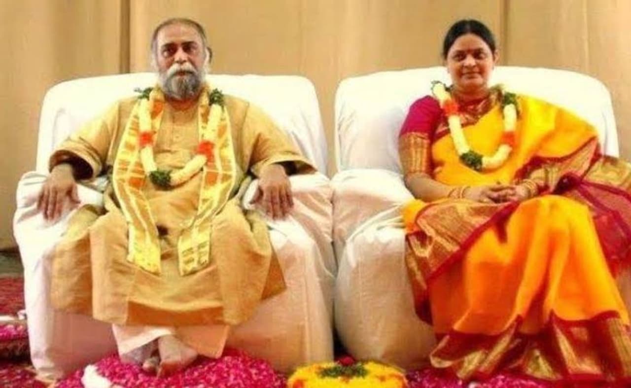 ಕಲ್ಕಿ ಭಗವಾನ್ ನೈಜ ಹೆಸರು ವಿ. ವಿಜಯ್‌ಕುಮಾರ್ ನಾಯ್ಡು