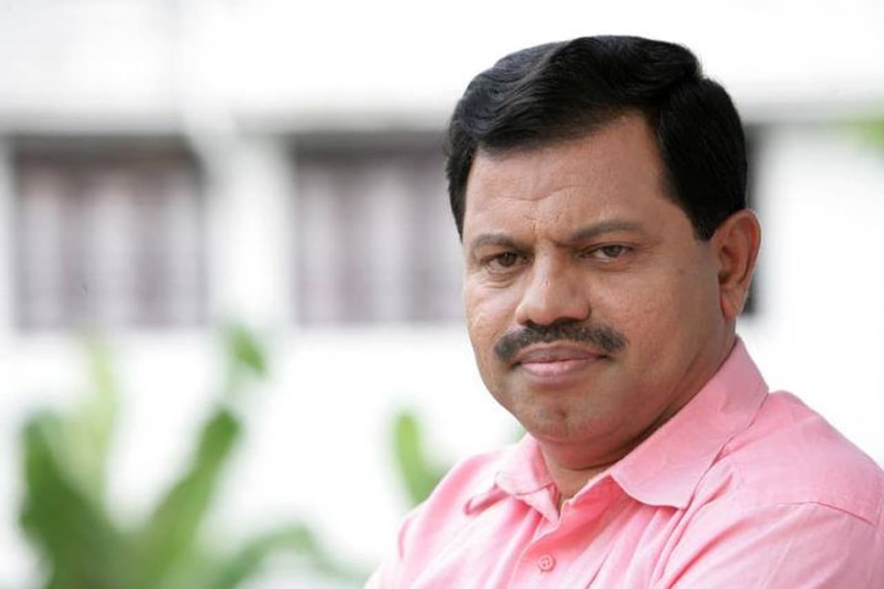 മലയാളം, കന്നഡ, തുളു, ബാരി എന്നീ ഭാഷകള് സംസാരിക്കുന്ന കേരളത്തിന്റെ വടക്കന് നിയമസഭാ മണ്ഡലങ്ങളിലൊന്നായ മഞ്ചേശ്വരത്ത് മുസ്ലീം ലീഗ് വിജയം ആവര്ത്തിച്ചു. പി ബി അബ്ദുള് റസാഖിന്റെ മരണത്തെ തുടര്ന്നാണ് മഞ്ചേശ്വരത്ത് ഉപതെരഞ്ഞെടുപ്പിന് കളമൊരുങ്ങിയത്. കഴിഞ്ഞ തെരഞ്ഞെടുപ്പില് കള്ള വോട്ട് ആരോപണം ഉയര്ത്തി കെ സുരേന്ദ്രന് കേസ് കൊടുത്തിരുന്നു. എന്നാല് കേസില് വിധി വരുന്നതിന് മുമ്പ് പി ബി അബ്ദുള് റസാഖ് അന്തരിച്ചു. 89 വോട്ടിന്റെ ലീഡായിരുന്നു കഴിഞ്ഞ തവണ കെ സുരേന്ദ്രനേക്കാള് പി ബി അബ്ദുള് റസാഖിന് ലഭിച്ചിരുന്നത്. പാണക്കാട് ഹൈദരലി തങ്ങളാണ് എം.സി ഖമറുദ്ദീനെ ലീഗ് സ്ഥാനാര്ഥിയായി പ്രഖ്യാപിച്ചത്. തുടക്കത്തില് യൂത്ത് ലീഗ് സ്ഥാനാര്ത്ഥിത്വത്തിനെതിരെ രംഗത്തെത്തിയിരുന്നെങ്കിലും തെരഞ്ഞെടുപ്പിന് ചുക്കാന് പിടിച്ച മുസ്ലീംലീഗ് ദേശീയ ജനറൽ സെക്രട്ടറി പി.കെ.കുഞ്ഞാലിക്കുട്ടി എംപിയുടെ തന്ത്രങ്ങള് എം സി ഖമറുദ്ദീന്റെ വിജയം സുനിശ്ചിതമാക്കുകയായിരുന്നു. നിലവില് കാസർഗോഡ് മുസ്ലീം ലീഗ് ജില്ലാ പ്രസിഡന്റാണ് എം.സി ഖമറുദീൻ. മഞ്ചേശ്വരത്ത് ലീഗും ബി.ജെ.പിയും തമ്മിലാണ് മത്സരമെന്ന് തെരഞ്ഞെടുപ്പ് പ്രചാരണ വേളയില് പി.കെ കുഞ്ഞാലിക്കുട്ടി അഭിപ്രായപ്പെട്ടിരുന്നു. മഞ്ചേശ്വരത്ത് ബി.ജെ.പിയാണ് മുഖ്യ എതിരാളിയെന്നും സി.പി.എമ്മും ബി.ജെ.പിയും മത്സരിക്കുന്നത് രണ്ടാം സ്ഥാനത്തിന് വേണ്ടിയാണെന്നും തെരഞ്ഞെടുപ്പ് വേളയില് പി.കെ കുഞ്ഞാലിക്കുട്ടി പറഞ്ഞിരുന്നു. ഇത് ഏതാണ്ട് ശരിയാണെന്നാണ് തെരഞ്ഞെടുപ്പ് ഫലങ്ങള് കാണിക്കുന്നത്. 2016 ല് പി ബി അബ്ദുള് റസാഖ് 56870 ( മുസ്ലീം ലീഗ്. 89 വോട്ടിന്റെ ലീഡ്). കെ സുരേന്ദ്രന് (56781 ബിജെപി). സി എച്ച് കുഞ്ഞമ്പു 42565 സിപിഎം. മലയാളം, കന്നഡ, തുളു, ബാരി എന്നീ ഭാഷകള് സംസാരിക്കുന്ന കേരളത്തിന്റെ വടക്കന് നിയമസഭാ മണ്ഡലങ്ങളിലൊന്നായ മഞ്ചേശ്വരത്ത് മുസ്ലീം ലീഗ് വിജയം ആവര്ത്തിച്ചു. പി ബി അബ്ദുള് റസാഖിന്റെ മരണത്തെ തുടര്ന്നാണ് മഞ്ചേശ്വരത്ത് ഉപതെരഞ്ഞെടുപ്പിന് കളമൊരുങ്ങിയത്. കഴിഞ്ഞ തെരഞ്ഞെടുപ്പില് കള്ള വോട്ട് ആരോപണം ഉയര്ത്തി കെ സുരേന്ദ്രന് കേസ് കൊടുത്തിരുന്നു. എന്നാല് കേസില് വിധി വരുന്നതിന് മുമ്പ് പി ബി അബ്ദുള് റസാഖ് അന്തരിച്ചു. 89 വോട്ടിന്റെ ലീഡായിരുന്നു കഴിഞ്ഞ തവണ കെ സുരേന്ദ്രനേക്കാള് പി ബി അബ്ദുള് റസാഖിന് ലഭിച്ചിരുന്നത്. പാണക്കാട് ഹൈദരലി തങ്ങളാണ് എം.സി ഖമറുദ്ദീനെ ലീഗ് സ്ഥാനാര്ഥിയായി പ്രഖ്യാപിച്ചത്. തുടക്കത്തില് യൂത്ത് ലീഗ് സ്ഥാനാര്ത്ഥിത്വത്തിനെതിരെ രംഗത്തെത്തിയിരുന്നെങ്കിലും തെരഞ്ഞെടുപ്പിന് ചുക്കാന് പിടിച്ച മുസ്ലീംലീഗ് ദേശീയ ജനറൽ സെക്രട്ടറി പി.കെ.കുഞ്ഞാലിക്കുട്ടി എംപിയുടെ തന്ത്രങ്ങള് എം സി ഖമറുദ്ദീന്റെ വിജയം സുനിശ്ചിതമാക്കുകയായിരുന്നു. നിലവില് കാസർഗോഡ് മുസ്ലീം ലീഗ് ജില്ലാ പ്രസിഡന്റാണ് എം.സി ഖമറുദീൻ. മഞ്ചേശ്വരത്ത് ലീഗും ബി.ജെ.പിയും തമ്മിലാണ് മത്സരമെന്ന് തെരഞ്ഞെടുപ്പ് പ്രചാരണ വേളയില് പി.കെ കുഞ്ഞാലിക്കുട്ടി അഭിപ്രായപ്പെട്ടിരുന്നു. മഞ്ചേശ്വരത്ത് ബി.ജെ.പിയാണ് മുഖ്യ എതിരാളിയെന്നും സി.പി.എമ്മും ബി.ജെ.പിയും മത്സരിക്കുന്നത് രണ്ടാം സ്ഥാനത്തിന് വേണ്ടിയാണെന്നും തെരഞ്ഞെടുപ്പ് വേളയില് പി.കെ കുഞ്ഞാലിക്കുട്ടി പറഞ്ഞിരുന്നു. ഇത് ഏതാണ്ട് ശരിയാണെന്നാണ് തെരഞ്ഞെടുപ്പ് ഫലങ്ങള് കാണിക്കുന്നത്. 2016 ല് പി ബി അബ്ദുള് റസാഖ് 56870 ( മുസ്ലീം ലീഗ്. 89 വോട്ടിന്റെ ലീഡ്). കെ സുരേന്ദ്രന് (56781 ബിജെപി). സി എച്ച് കുഞ്ഞമ്പു 42565 സിപിഎം.