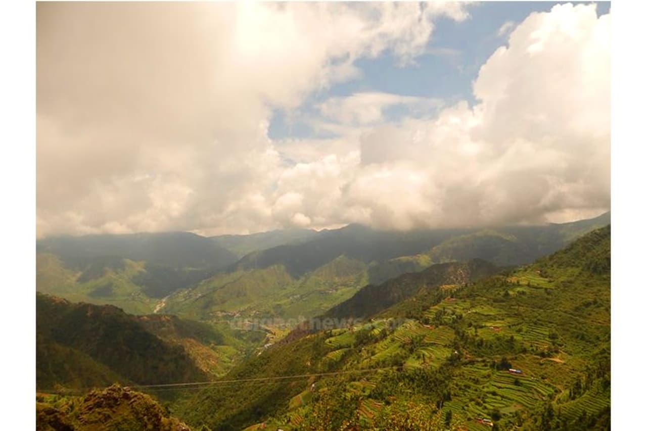 കുന്നുകളെ ഇടിച്ചു നശിപ്പിക്കാതെ, മരത്തൂണുകൾ താങ്ങി നിർത്തുന്ന ചെറു ഹോംസ്റ്റേകളും ധാബകളും മസൂറിയിലേക്കുള്ള യാത്രക്കിടയിൽ കാണാം. മഴച്ചാറ്റലും കോടമഞ്ഞും അപ്രതീക്ഷിതമെന്നോണം വഴികളിൽ നിങ്ങള്ക്കായി വിരുന്നൊരുക്കി നില്പ്പുണ്ടാകും. കുന്നുകളെ ഇടിച്ചു നശിപ്പിക്കാതെ, മരത്തൂണുകൾ താങ്ങി നിർത്തുന്ന ചെറു ഹോംസ്റ്റേകളും ധാബകളും മസൂറിയിലേക്കുള്ള യാത്രക്കിടയിൽ കാണാം. മഴച്ചാറ്റലും കോടമഞ്ഞും അപ്രതീക്ഷിതമെന്നോണം വഴികളിൽ നിങ്ങള്ക്കായി വിരുന്നൊരുക്കി നില്പ്പുണ്ടാകും.