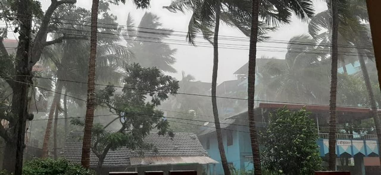 ಕಾರವಾರದಲ್ಲಿ ಭಾರಿ ಬಿರುಗಾಳಿ ಸಹಿತ ಮಳೆ