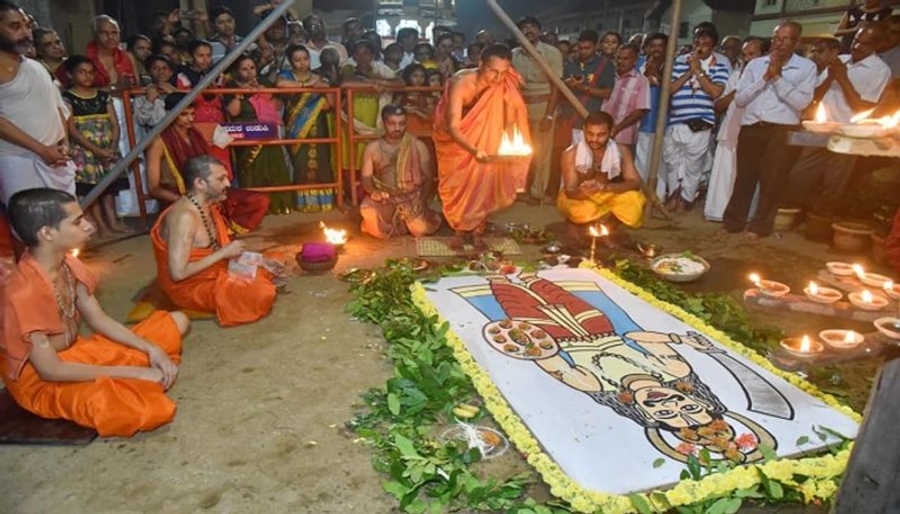 ಕೃಷ್ಣ ಮಠದ ಹಾಗೂ ಪರ್ಯಾಯ ಪಲಿಮಾರು ಮಠದಲ್ಲಿ ದೀಪ ಪ್ರದರ್ಶನ.