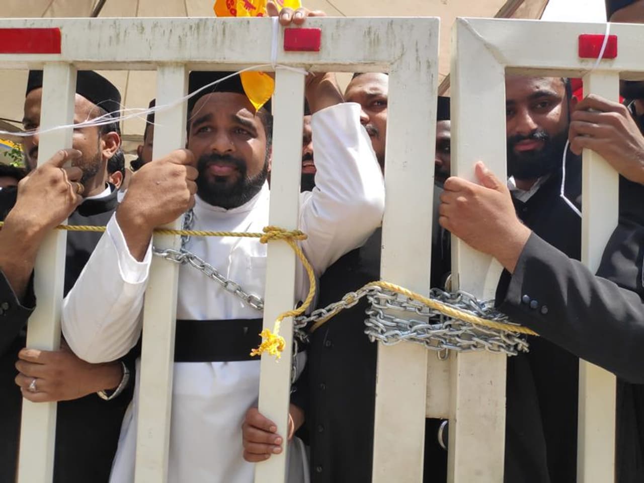 പളളിത്തർക്കം നിലനിൽക്കുന്ന കോതമംഗലം മാർത്തോമാ ചെറിയ പളളിയ്ക്ക് മുന്നില് ഇന്ന് രാവിലെ മുതല് സംഘര്ഷാവസ്ഥ നിലനില്ക്കുകയാണ്. പളളിത്തർക്കം നിലനിൽക്കുന്ന കോതമംഗലം മാർത്തോമാ ചെറിയ പളളിയ്ക്ക് മുന്നില് ഇന്ന് രാവിലെ മുതല് സംഘര്ഷാവസ്ഥ നിലനില്ക്കുകയാണ്.