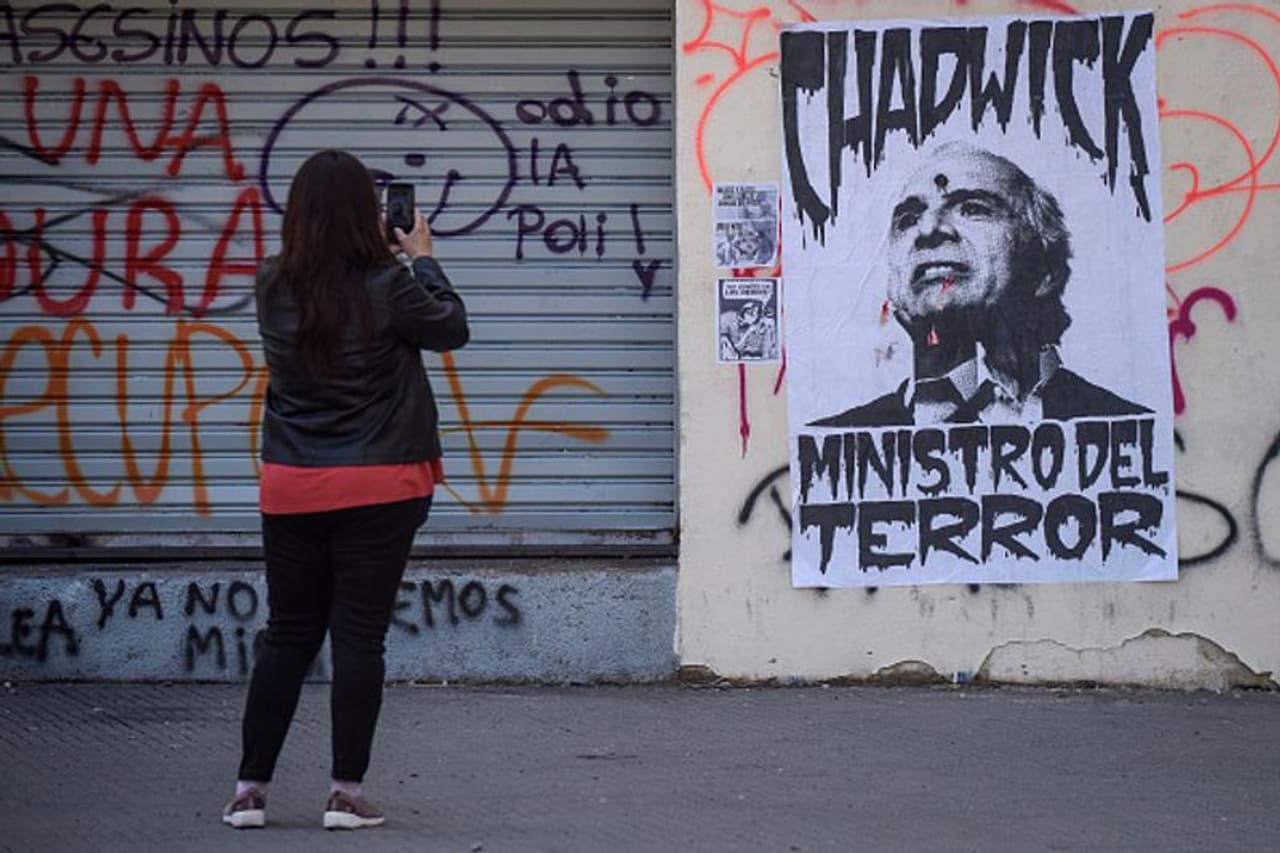 അസമത്വമാണ് രാജ്യമെങ്ങും. അതിനെതിയെയുള്ള കലാപമാണ് ചിലിയില് ഇപ്പോള് നടന്ന് കൊണ്ടിരിക്കുന്നത്. ഒരാഴ്ചയ്ക്കിടെ പ്രതിഷേധങ്ങള്ക്കിടെ കൊല്ലപ്പെട്ടത് 16 പേരാണ്. അസമത്വമാണ് രാജ്യമെങ്ങും. അതിനെതിയെയുള്ള കലാപമാണ് ചിലിയില് ഇപ്പോള് നടന്ന് കൊണ്ടിരിക്കുന്നത്. ഒരാഴ്ചയ്ക്കിടെ പ്രതിഷേധങ്ങള്ക്കിടെ കൊല്ലപ്പെട്ടത് 16 പേരാണ്.