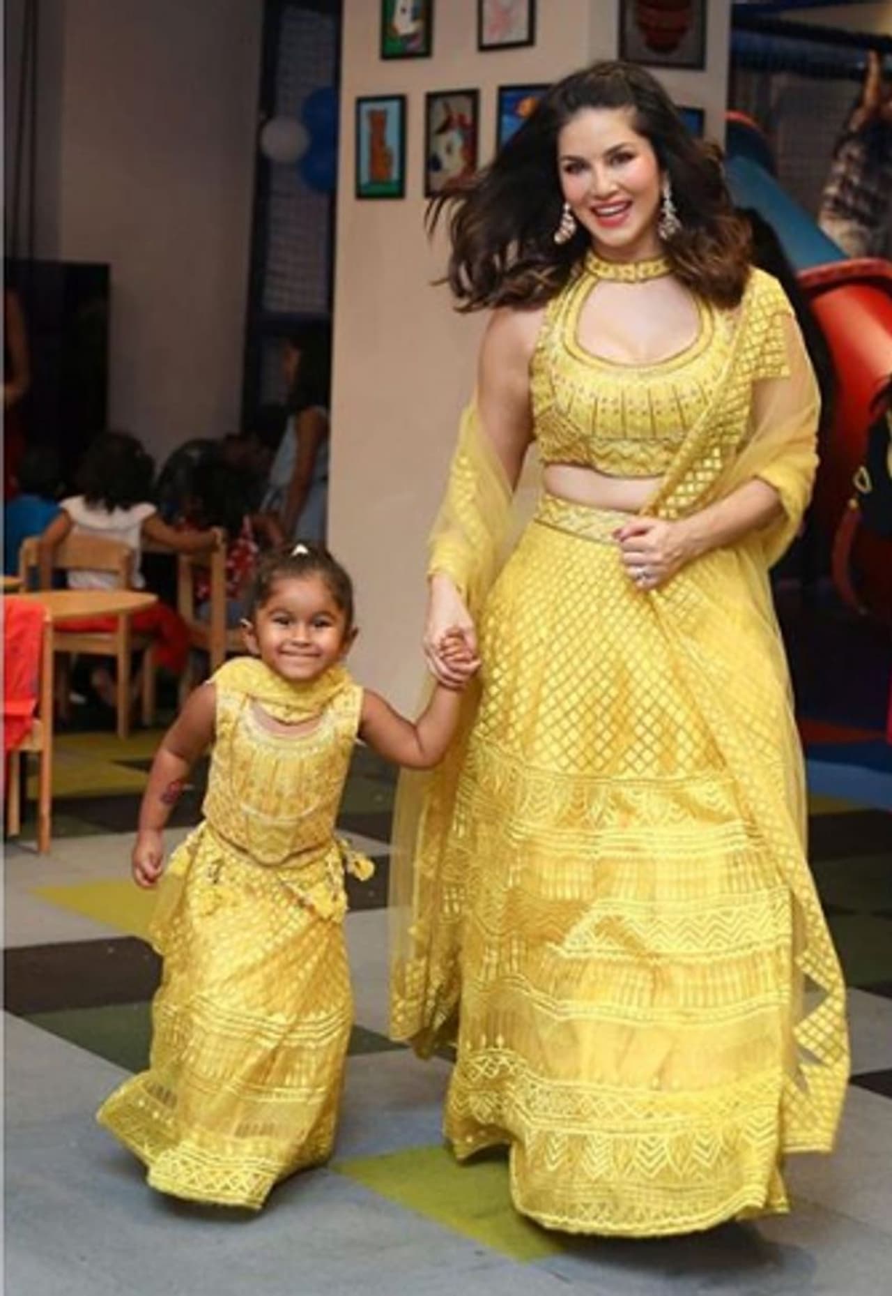 മഞ്ഞ നിറത്തിലുള്ള വസ്ത്രങ്ങളിലാണ് സണ്ണിയും കുടുംബവും ദീപാവലി ആഘോഷിച്ചത്. റീറ്റി അര്നേജയുടെ വസ്ത്രങ്ങളാണ് കുടുംബം ധരിച്ചത്. മഞ്ഞ നിറത്തിലുള്ള വസ്ത്രങ്ങളിലാണ് സണ്ണിയും കുടുംബവും ദീപാവലി ആഘോഷിച്ചത്. റീറ്റി അര്നേജയുടെ വസ്ത്രങ്ങളാണ് കുടുംബം ധരിച്ചത്.