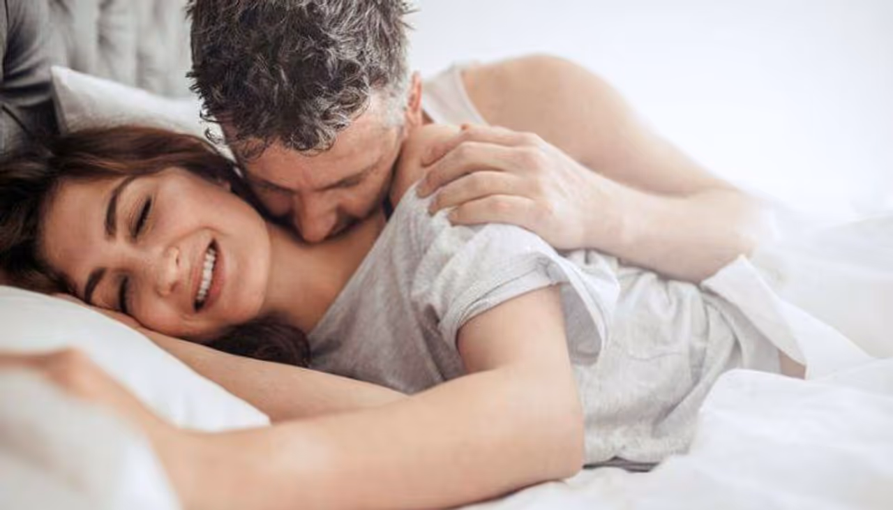 భార్య, భర్తల బంధానికి శృంగారం తొలి మెట్టు. వారి బంధం బలపడటానికి ఇది ఎంతగానో ఉపయోగపడుతుంది. అయితే... ఒక్కసారి భార్య ప్రెగ్నెన్సీ వస్తే... ఆ విషయంలో ఇద్దరి మధ్యా ఎడబాటు తప్పదు. భార్య, భర్తల బంధానికి శృంగారం తొలి మెట్టు. వారి బంధం బలపడటానికి ఇది ఎంతగానో ఉపయోగపడుతుంది. అయితే... ఒక్కసారి భార్య ప్రెగ్నెన్సీ వస్తే... ఆ విషయంలో ఇద్దరి మధ్యా ఎడబాటు తప్పదు.