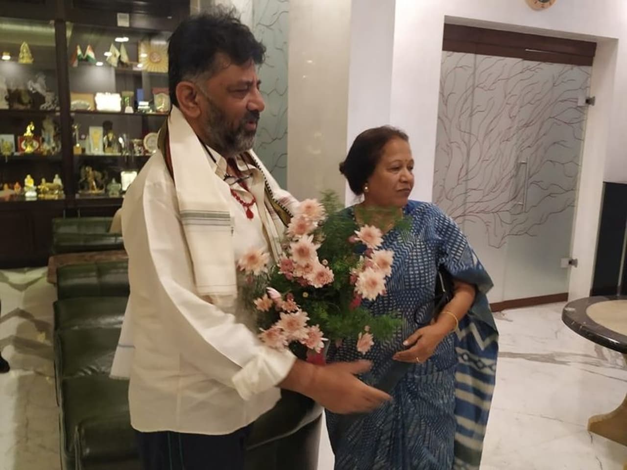 ಮಾಜಿ ಸಚಿವೆ ರಾಣಿ ಸತೀಶ್ ಅವರು ಹೂಗುಚ್ಛದೊಂದಿಗೆ ಡಿಕೆ ಶಿವಕುಮಾರ್ ನಿವಾಸಕ್ಕೆ ಭೇಟಿ ನೀಡಿ ಕುಶಲೋಪರಿ ವಿಚಾರಿಸಿದರು. ಮಾಜಿ ಸಚಿವೆ ರಾಣಿ ಸತೀಶ್ ಅವರು ಹೂಗುಚ್ಛದೊಂದಿಗೆ ಡಿಕೆ ಶಿವಕುಮಾರ್ ನಿವಾಸಕ್ಕೆ ಭೇಟಿ ನೀಡಿ ಕುಶಲೋಪರಿ ವಿಚಾರಿಸಿದರು.