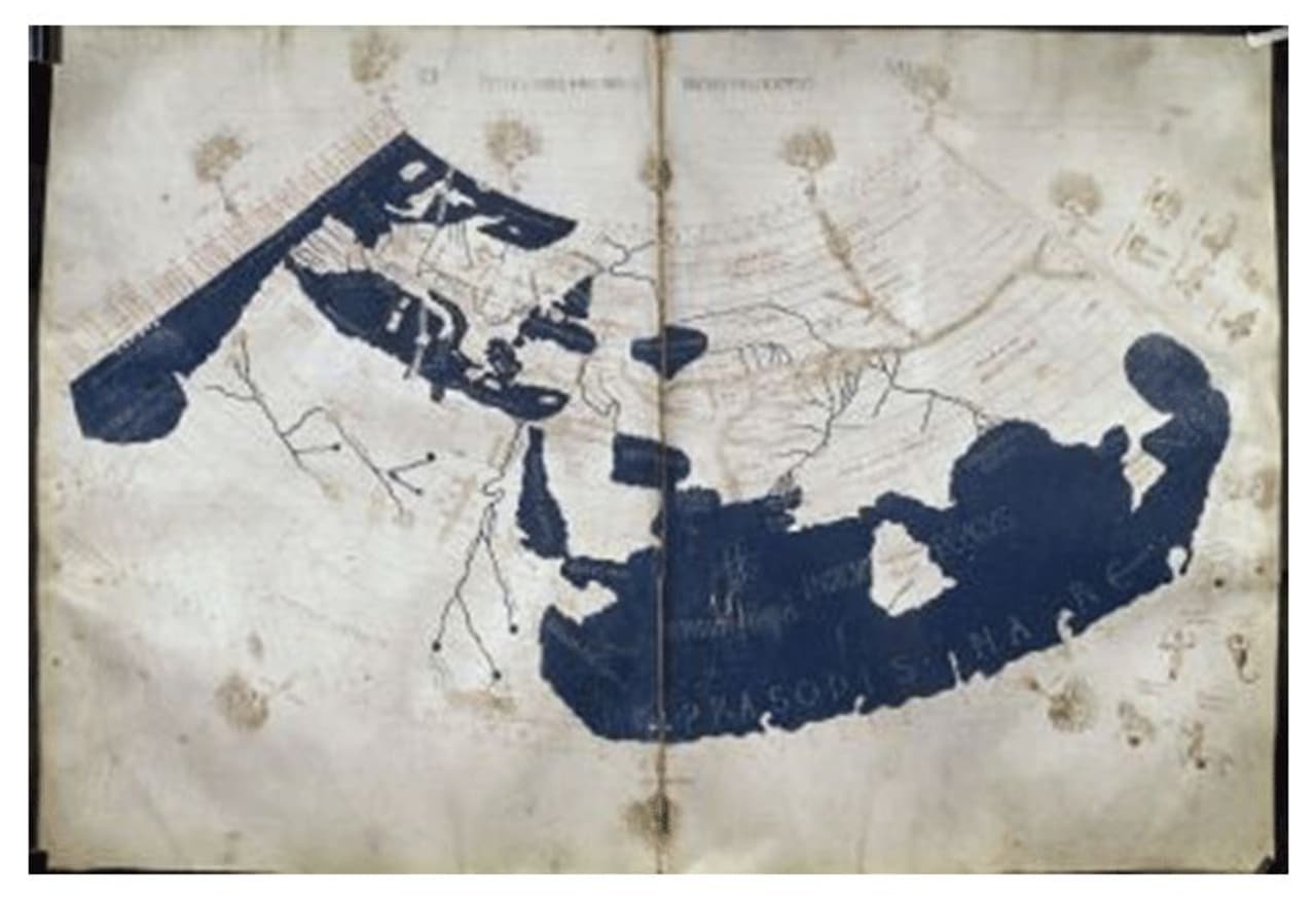 Claudius Ptolemy, World Map, 150 AD : എ.ഡി 150 ൽ ഗ്രീക്ക് പണ്ഡിതനായ ക്ലോഡിയസ് ടോളമി ഭൂമിശാസ്ത്രം എന്ന പേരിൽ ഒരു പാഠപുസ്തകം എഴുതി. ഇതേ തുടര്ന്ന് അദ്ദേഹം ' ഭൂമിശാസ്ത്രത്തിന്റെ പിതാവ്’എന്നറിയപ്പെടാന് തുടങ്ങി. ആയിരത്തോളം വർഷത്തെ ക്ലാസിക്കൽ പഠനത്തെ ഏകാഗ്രതയോടെ വരച്ച് വച്ച ടോളമിയുടെ പുസ്തകം മെഡിറ്ററേനിയൻ കേന്ദ്രമാക്കി ഗ്രീക്കോ റോമൻ നാഗരികതയ്ക്ക് 8,000 ലധികം സ്ഥലങ്ങളുടെ ഒരു പട്ടിക തന്നെ ഉണ്ടാക്കി. ടോളമിയുടെ ലോകം പടിഞ്ഞാറ് കാനറി ദ്വീപുകൾ മുതൽ കിഴക്ക് കൊറിയ വരെ നീളുന്നു. ഐസ്ലാന്റ് വടക്കേ അറ്റത്താണ്, പസഫിക് അല്ലെങ്കിൽ അമേരിക്കൻ ലാൻഡ്മാസ് ഈ ഭൂപടങ്ങളില്ല. ദക്ഷിണാഫ്രിക്കയാകട്ടെ ഏഷ്യയുമായി ചേരുന്നു. ടോളമിയുടെ പുസ്തകം ലോക മാപ്പുകൾ എങ്ങനെ വരയ്ക്കാമെന്നതിനെക്കുറിച്ചുള്ള രേഖാമൂലമുള്ള ഒരു വിവരണം നൽകി. മാത്രമല്ല, രണ്ട് മാപ്പ് പ്രൊജക്ഷനുകളും അദ്ദേഹം കണ്ടുപിടിച്ചു. എന്നാല് ടോളമി വരച്ച മാപ്പുകളൊന്നും ഇതുവരെ കണ്ടെത്തിയിട്ടില്ല; അദ്ദേഹത്തിന്റെ മരണശേഷം ആയിരത്തിലേറെ വർഷം കഴിഞ്ഞാണ് ടോളമിയുടെ ആദ്യത്തെ രേഖകളില് ഒന്ന് ബൈസന്റിയത്തിൽ പ്രത്യക്ഷപ്പെട്ടുന്നത്. Claudius Ptolemy, World Map, 150 AD : എ.ഡി 150 ൽ ഗ്രീക്ക് പണ്ഡിതനായ ക്ലോഡിയസ് ടോളമി ഭൂമിശാസ്ത്രം എന്ന പേരിൽ ഒരു പാഠപുസ്തകം എഴുതി. ഇതേ തുടര്ന്ന് അദ്ദേഹം ' ഭൂമിശാസ്ത്രത്തിന്റെ പിതാവ്’എന്നറിയപ്പെടാന് തുടങ്ങി. ആയിരത്തോളം വർഷത്തെ ക്ലാസിക്കൽ പഠനത്തെ ഏകാഗ്രതയോടെ വരച്ച് വച്ച ടോളമിയുടെ പുസ്തകം മെഡിറ്ററേനിയൻ കേന്ദ്രമാക്കി ഗ്രീക്കോ റോമൻ നാഗരികതയ്ക്ക് 8,000 ലധികം സ്ഥലങ്ങളുടെ ഒരു പട്ടിക തന്നെ ഉണ്ടാക്കി. ടോളമിയുടെ ലോകം പടിഞ്ഞാറ് കാനറി ദ്വീപുകൾ മുതൽ കിഴക്ക് കൊറിയ വരെ നീളുന്നു. ഐസ്ലാന്റ് വടക്കേ അറ്റത്താണ്, പസഫിക് അല്ലെങ്കിൽ അമേരിക്കൻ ലാൻഡ്മാസ് ഈ ഭൂപടങ്ങളില്ല. ദക്ഷിണാഫ്രിക്കയാകട്ടെ ഏഷ്യയുമായി ചേരുന്നു. ടോളമിയുടെ പുസ്തകം ലോക മാപ്പുകൾ എങ്ങനെ വരയ്ക്കാമെന്നതിനെക്കുറിച്ചുള്ള രേഖാമൂലമുള്ള ഒരു വിവരണം നൽകി. മാത്രമല്ല, രണ്ട് മാപ്പ് പ്രൊജക്ഷനുകളും അദ്ദേഹം കണ്ടുപിടിച്ചു. എന്നാല് ടോളമി വരച്ച മാപ്പുകളൊന്നും ഇതുവരെ കണ്ടെത്തിയിട്ടില്ല; അദ്ദേഹത്തിന്റെ മരണശേഷം ആയിരത്തിലേറെ വർഷം കഴിഞ്ഞാണ് ടോളമിയുടെ ആദ്യത്തെ രേഖകളില് ഒന്ന് ബൈസന്റിയത്തിൽ പ്രത്യക്ഷപ്പെട്ടുന്നത്.