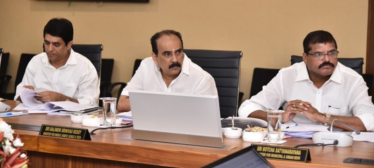 ఏపీ కేబినెట్ సమావేశంలో మంత్రులు బుగ్గన రాజేంద్రనాత్, బాలినేని శ్రీనివాస్ రెడ్డి, బొత్స సత్యనారాయణ ఏపీ కేబినెట్ సమావేశంలో మంత్రులు బుగ్గన రాజేంద్రనాత్, బాలినేని శ్రీనివాస్ రెడ్డి, బొత్స సత్యనారాయణ