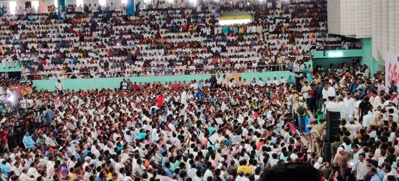 ఆర్టీసీ సకల జనుల సమర భేరీ సభకు హాజరైన కార్మికులు ఆర్టీసీ సకల జనుల సమర భేరీ సభకు హాజరైన కార్మికులు