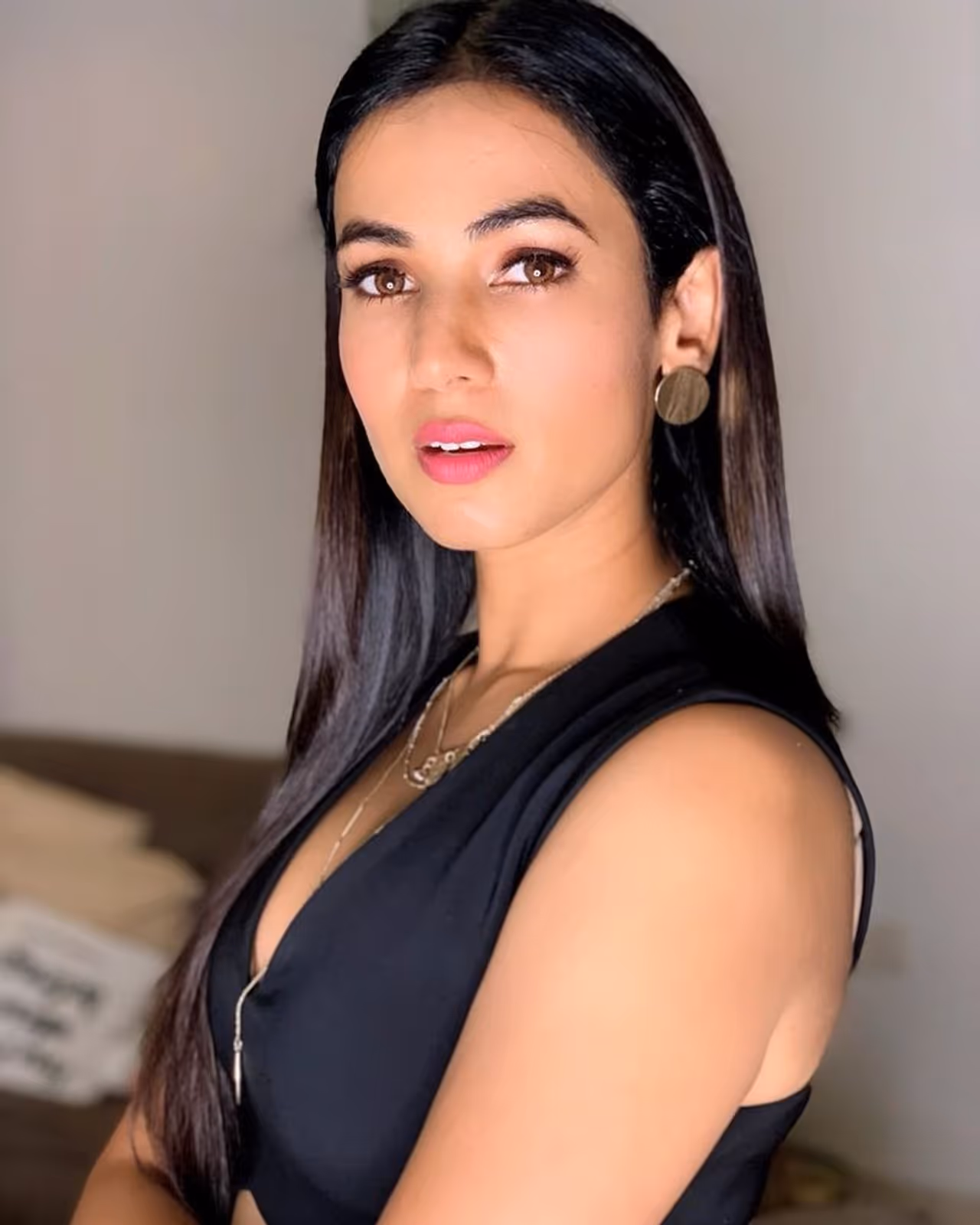 (Courtesy: Instagram)పర్ఫెక్ట్ లుక్ తో యువతని ఆకర్షించే హీరోయిన్లు చాలా తక్కువగా ఉంటారు. అలాంటి వారిలో సోనాల్ చౌహాన్ కూడా ఒకరు. (Courtesy: Instagram)పర్ఫెక్ట్ లుక్ తో యువతని ఆకర్షించే హీరోయిన్లు చాలా తక్కువగా ఉంటారు. అలాంటి వారిలో సోనాల్ చౌహాన్ కూడా ఒకరు.