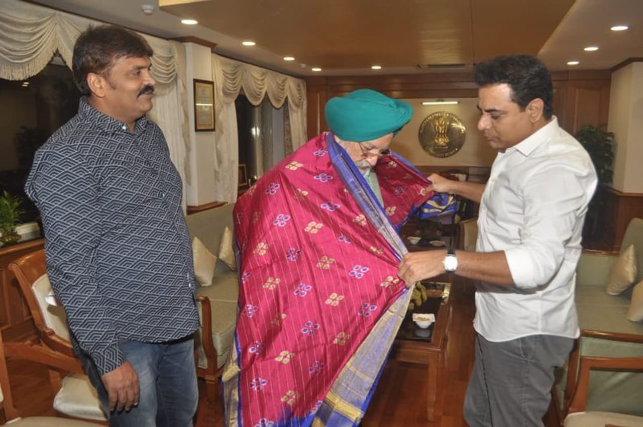 కేంద్ర మంత్రి హరిదీప్ సింగ్ పూరిని శాలువాతో సన్మానిస్తున్న కేటీఆర్ కేంద్ర మంత్రి హరిదీప్ సింగ్ పూరిని శాలువాతో సన్మానిస్తున్న కేటీఆర్