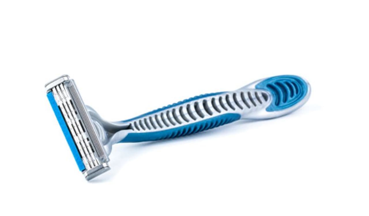 <p><strong>ಸರಿಯಾದ ರೇಜರ್ ಅನ್ನು ಆರಿಸಿ</strong><br />ಮೊದಲು, ನೀವು ಉತ್ತಮ ರೇಜರ್ ಆಯ್ಕೆ ಮಾಡಬೇಕು. ಮಹಿಳೆಯರಿಗೆ ನಿರ್ದಿಷ್ಟ ರೇಜರ್ಗಳಿವೆ. ಚಲಿಸುವ ಮತ್ತು ಅದರ ಮೇಲೆ ಹಿತವಾದ ಪಟ್ಟಿಗಳನ್ನು ಹೊಂದಿರುವುದನ್ನು ಆರಿಸಿ. ಅಲ್ಲದೆ, ಹೆಚ್ಚು ಬ್ಲೇಡ್ಗಳನ್ನೂ ಹೊಂದಿರುವ ಒಂದನ್ನು ನೋಡಿ, ಏಕೆಂದರೆ ಅದು ಕಡಿಮೆ ಬಲದಿಂದ ಕ್ಷೌರ ಮಾಡಲು ಸಹಾಯ ಮಾಡುತ್ತದೆ.</p>