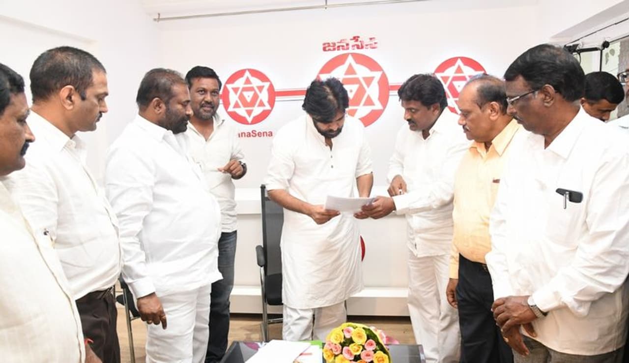 పవన్ కళ్యాణ్ కు ఆర్టీసీ జేఏసీ నేతల వినతి పవన్ కళ్యాణ్ కు ఆర్టీసీ జేఏసీ నేతల వినతి