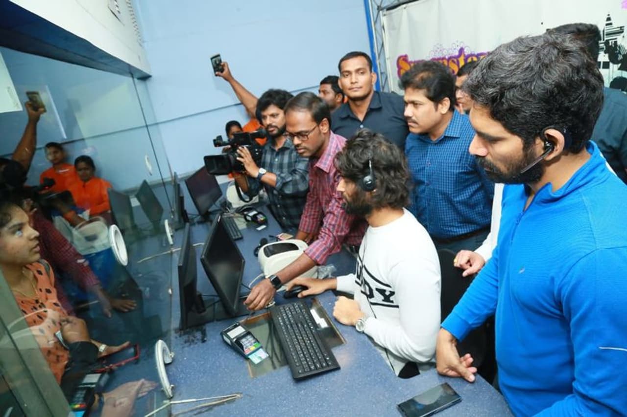 కౌంటర్ వద్ద టికెట్లు అమ్ముకుంటున్న విజయ్ దేవరకొండ కౌంటర్ వద్ద టికెట్లు అమ్ముకుంటున్న విజయ్ దేవరకొండ