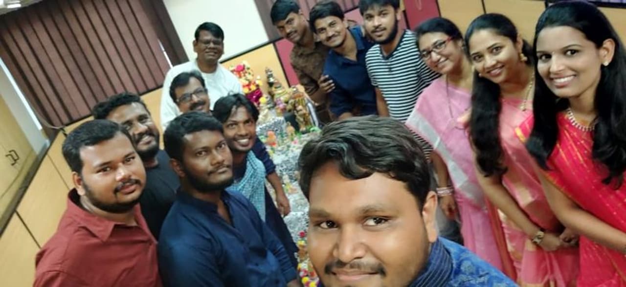 చీకటిపై వెలుతురు, చెడు పై మంచి చేసిన విజయానికి చిహ్నమే ఈ దీపావళి పండగ. దేశంలోని చీకటిని పారద్రోలుతూ ప్రజలంతా దీపావళి పండగను ఆనందంగా జరుపుకున్నారు. కాగా... ఈ వెలుగుల దీపాలు..ఏషియానెట్ కార్యాలయంలోనూ వెలిగాయి.