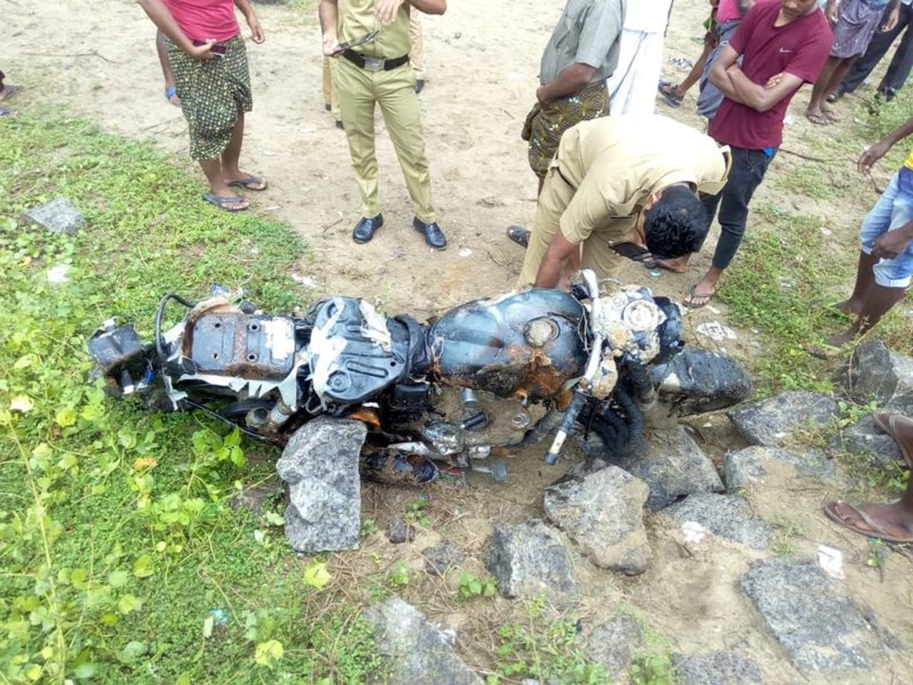 ഇന്നലെ കേരളത്തിന്റെ തീരപ്രദേശം മുഴുവനും മഹ ചുഴലിക്കാറ്റിന്റെ പിടിയിലായിരുന്നു. ഇന്നലെ കേരളത്തിന്റെ തീരപ്രദേശം മുഴുവനും മഹ ചുഴലിക്കാറ്റിന്റെ പിടിയിലായിരുന്നു.