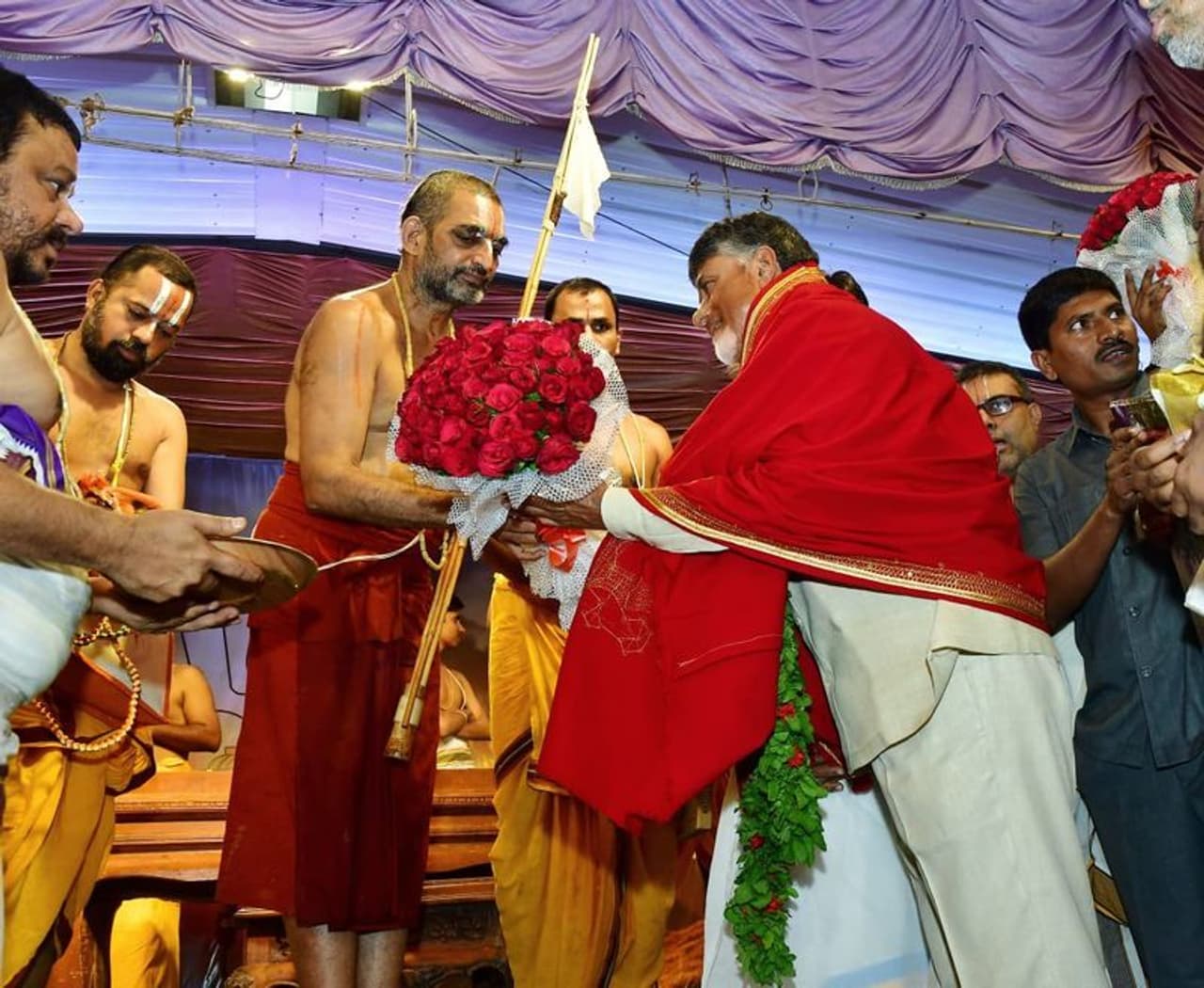 చినజియర్ స్వామికి పుష్పగుచ్చం సమర్పిస్తున్న చంద్రబాబు చినజియర్ స్వామికి పుష్పగుచ్చం సమర్పిస్తున్న చంద్రబాబు