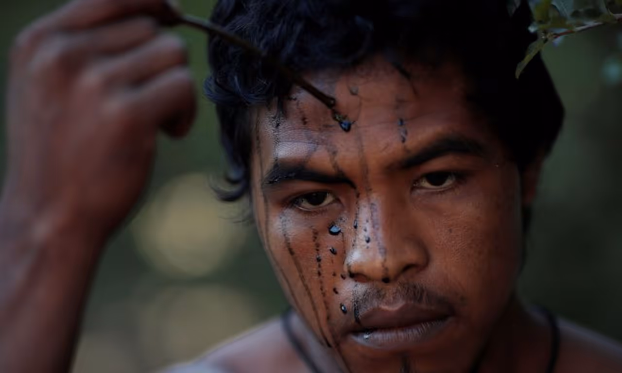 ബ്രസീലിലെ മാരൻഹാവോ സംസ്ഥാനത്തെ അറബിബോയ റിസർവേഷനിനുള്ളിൽ വെള്ളിയാഴ്ച വനമാഫിയ നടത്തിയ വേട്ടയാടലിനിടെ പൗലോ പൗളിനോ ഗുജജാരയെ ആക്രമിക്കുകയും തലയ്ക്ക് വെടിവച്ച് കെല്ലുകയുമായിരുന്നു. ഗാർഡിയൻസ് ഓഫ് ഫോറസ്റ്റിലെ അംഗമായിരുന്നു അദ്ദേഹം. മറ്റൊരു ഗുജജാര, ലാർസിയോയ്ക്കും പരിക്കേറ്റെങ്കിലും രക്ഷപ്പെട്ടു.